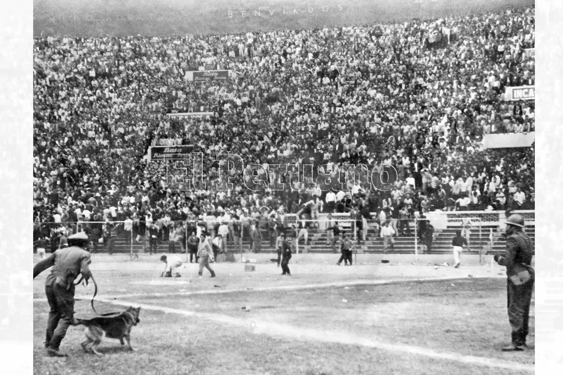 Lima - 24 mayo 1964 / Tragedia del Estadio Nacional. La policía lanza bombas lacrimógenas luego de que hinchas peruanas invadieran el campo de juego en protesta por la anulación de un gol peruano. Perú y Argentina disputaban un encuentro clasificatorio para las olimpiadas de Tokio. Foto Archivo Histórico de EL PERUANO