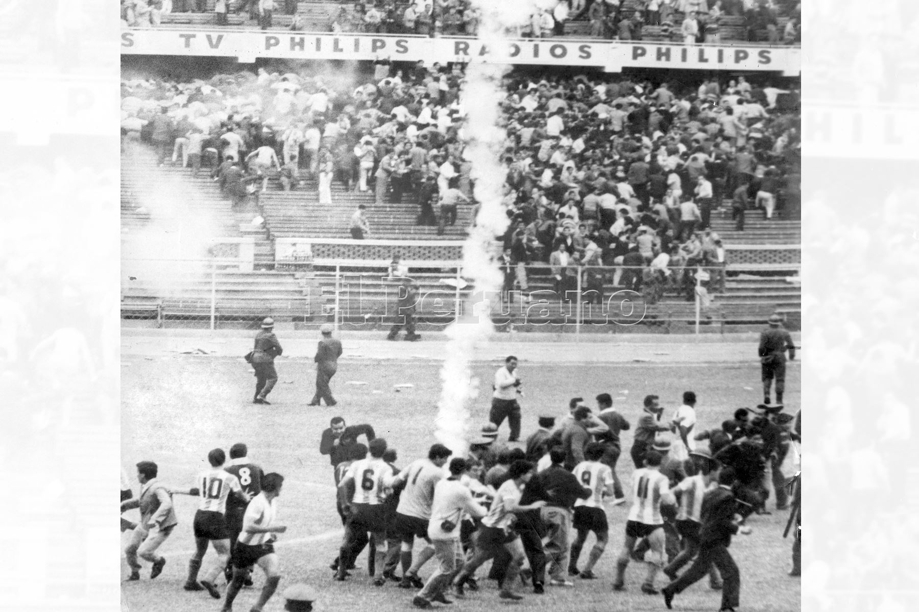 Lima - 24 mayo 1964 / Tragedia del Estadio Nacional. La policía lanza bombas lacrimógenes luego de que hinchas peruanas invadieran el campo de juego en protesta por la anulación de un gol peruano. Perú y Argentina disputaban un encuetro clasificatorio para las olimpiadas de Tokio. Foto Archivo Histórico de EL PERUANO