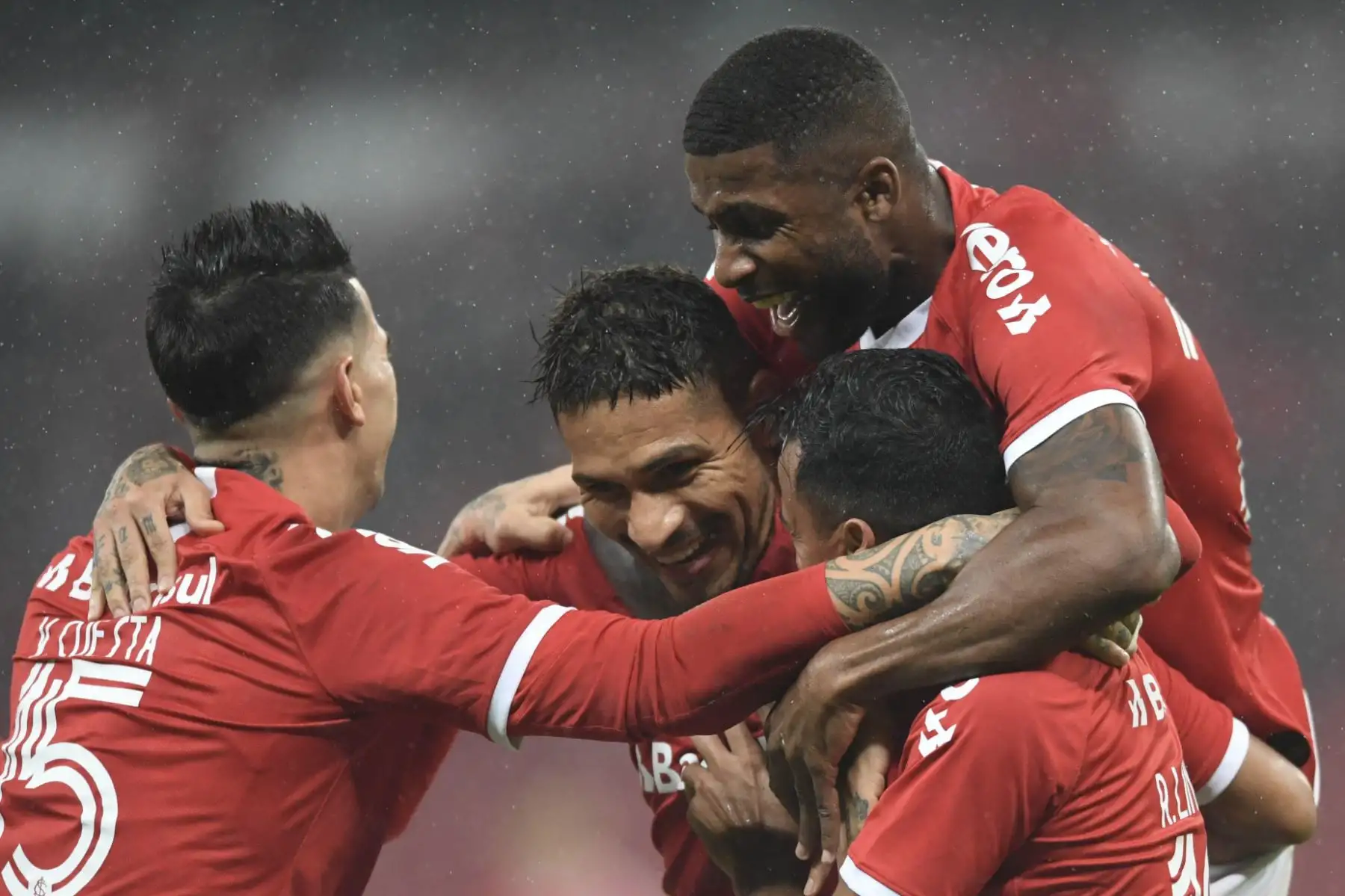 Con dos goles de Paolo Guerrero, el Internacional de Porto Alegre derrotó por 3-1 al Paysandu en el Estadio Beira-Rio por el partido de ida de los octavos de final de la Copa de Brasil. (Fotos: Ricardo Duarte/ Sport Club Internacional)