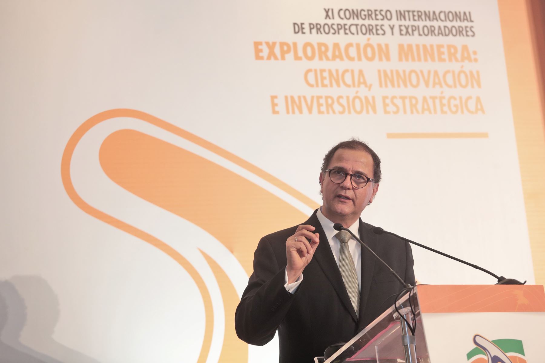 Ministro de Energía y Minas, Francisco Ísmodes.