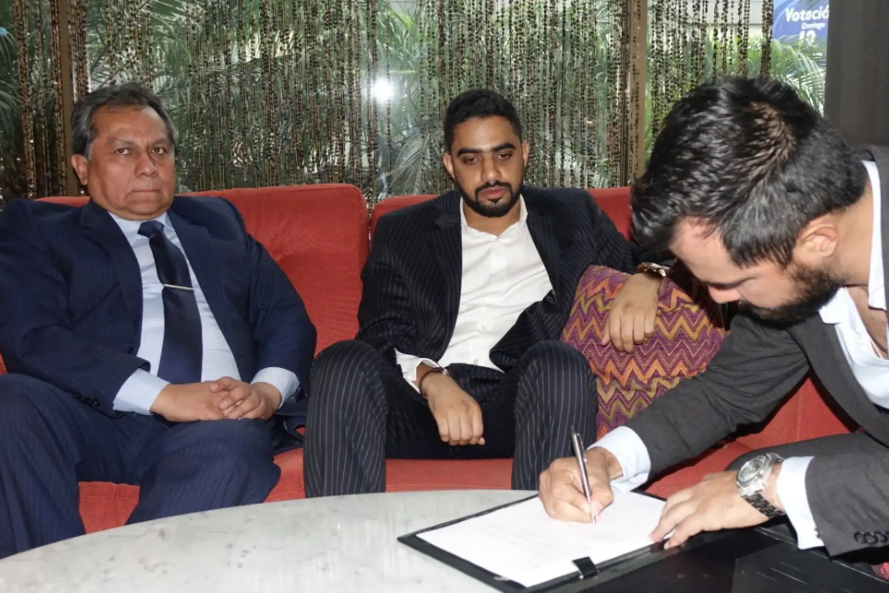 Viceministro de Gestión Institucional del Minedu, Guido Rospigliosi, se reunió con empresario árabe Yaqoob Mubarak para oficializar donación. ANDINA/Difusión