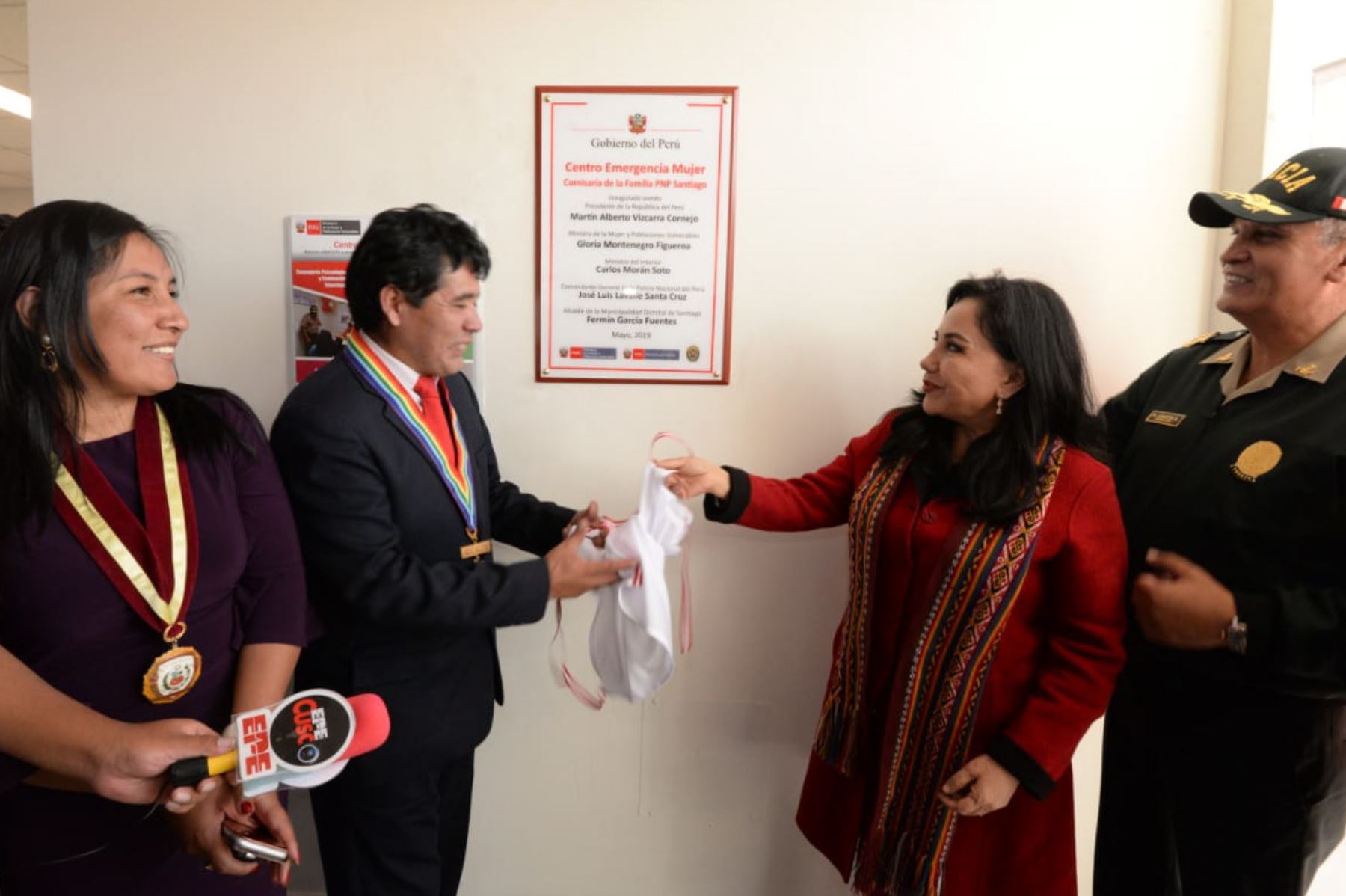 Ministra de la Mujer y Poblaciones Vulnerables, Gloria Montenegro, inaugura Centro de Emergencia Mujer en Cusco.