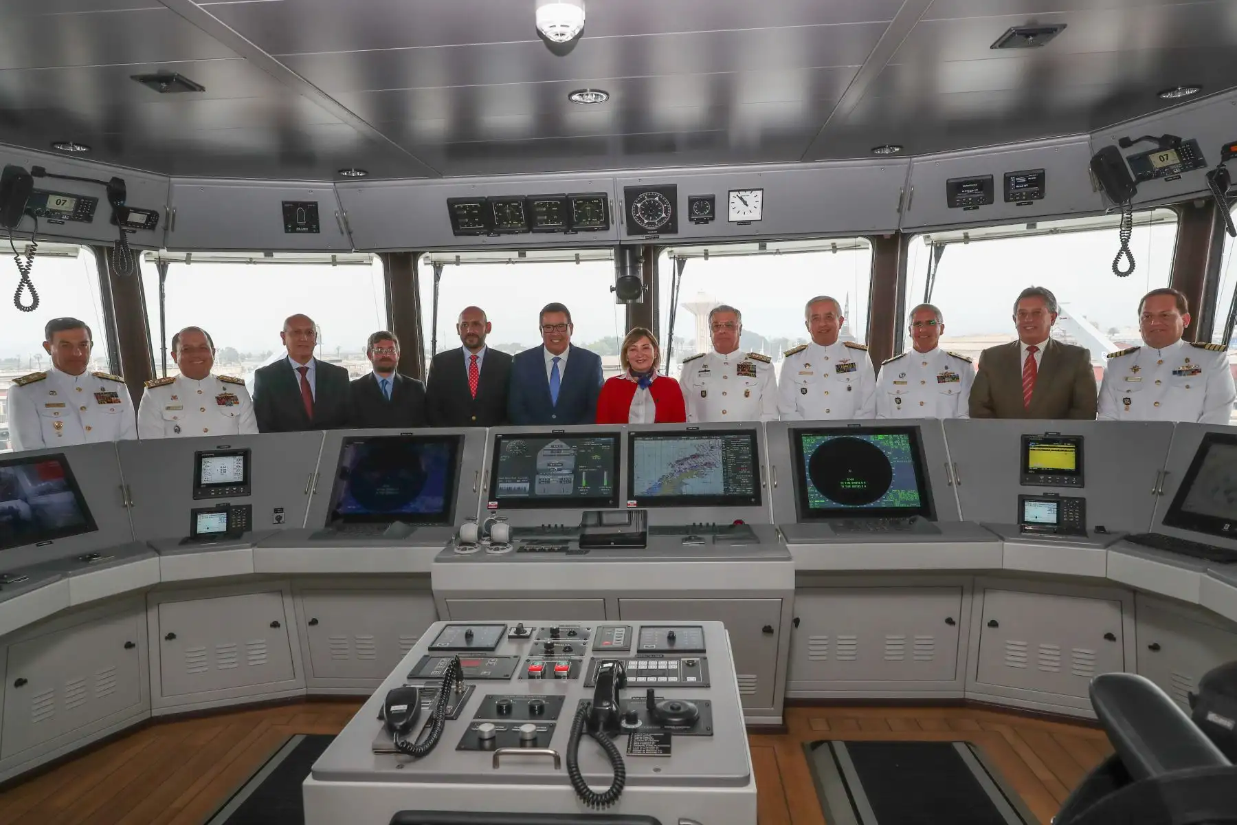 El ministro de Defensa, José Huerta Torres, y la ministra de la Producción, Rocío Barrios Alvarado, junto con el comandante general de la Marina de Guerra, Almirante Fernando Cerdán Ruiz, anunciaron la construcción de dos nuevas patrulleras.Foto:ANDINA/MINDEF