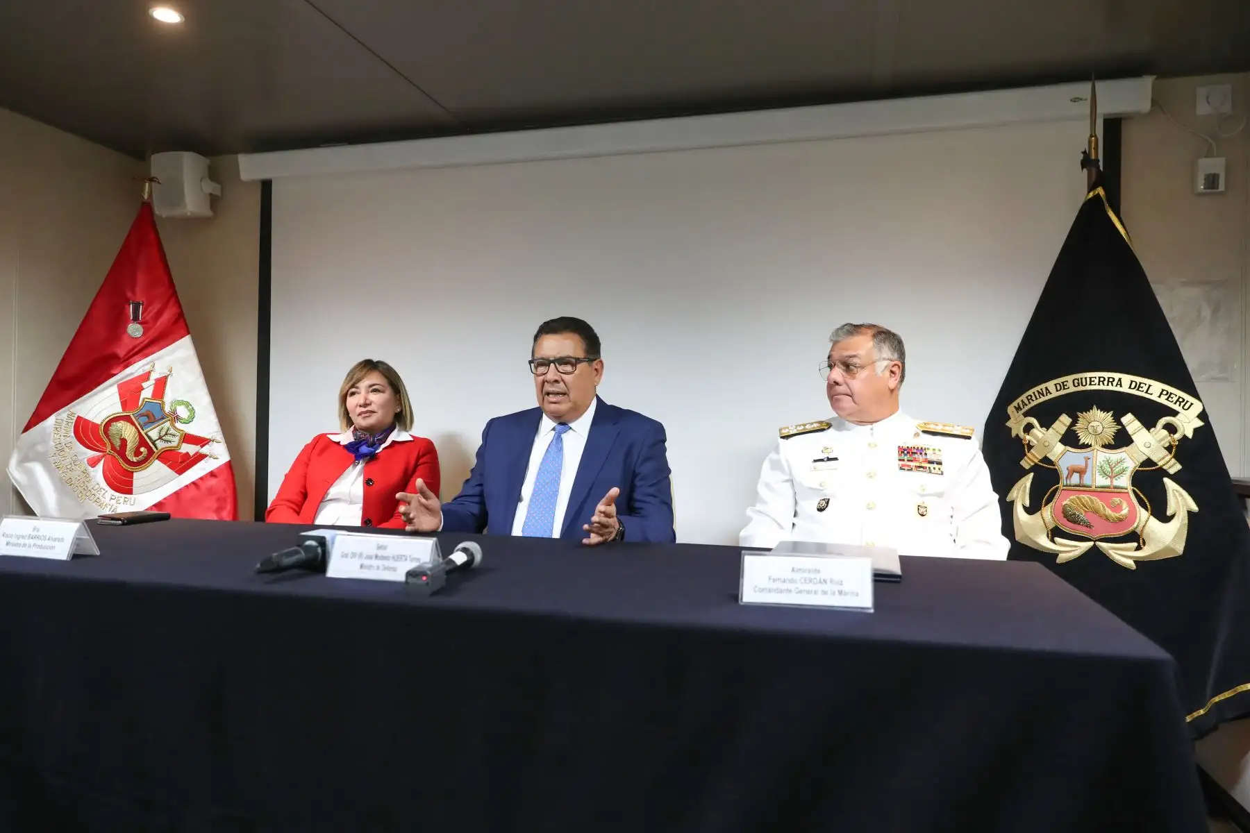 El ministro de Defensa, José Huerta Torres, y la ministra de la Producción, Rocío Barrios Alvarado, junto con el comandante general de la Marina de Guerra, Almirante Fernando Cerdán Ruiz, anunciaron la construcción de dos nuevas patrulleras.Foto:ANDINA/MINDEF