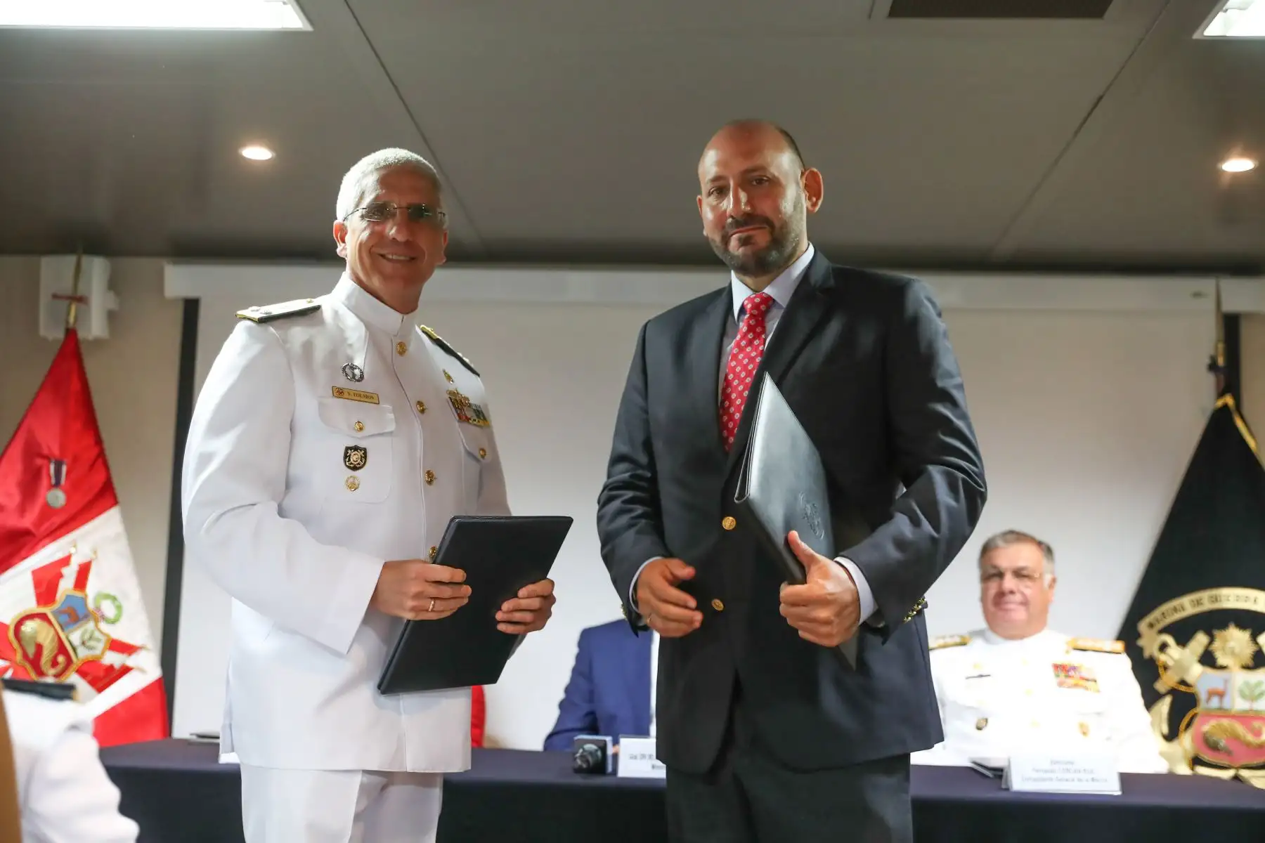 El ministro de Defensa, José Huerta Torres, y la ministra de la Producción, Rocío Barrios Alvarado, junto con el comandante general de la Marina de Guerra, Almirante Fernando Cerdán Ruiz, anunciaron la construcción de dos nuevas patrulleras.Foto:ANDINA/MINDEF