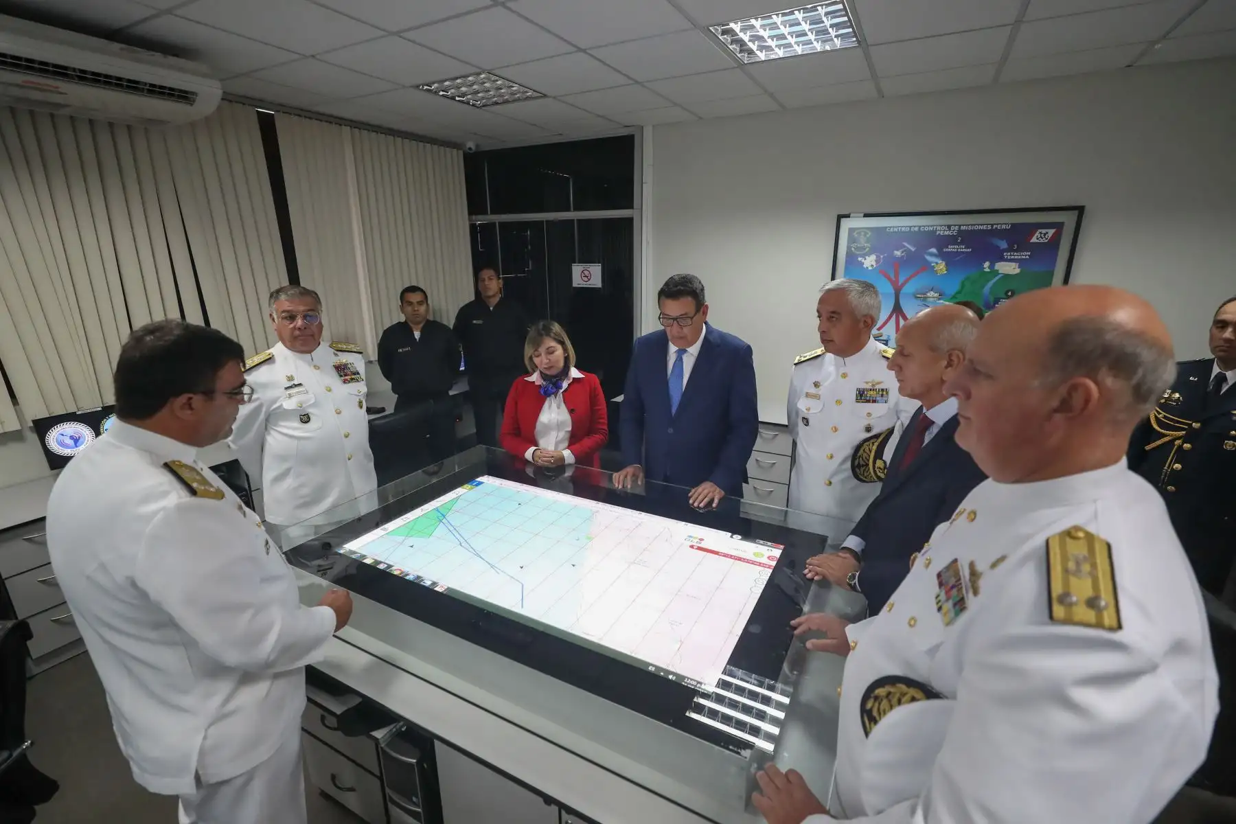 El ministro de Defensa, José Huerta Torres, y la ministra de la Producción, Rocío Barrios Alvarado, junto con el comandante general de la Marina de Guerra, Almirante Fernando Cerdán Ruiz, anunciaron la construcción de dos nuevas patrulleras.Foto:ANDINA/MINDEF