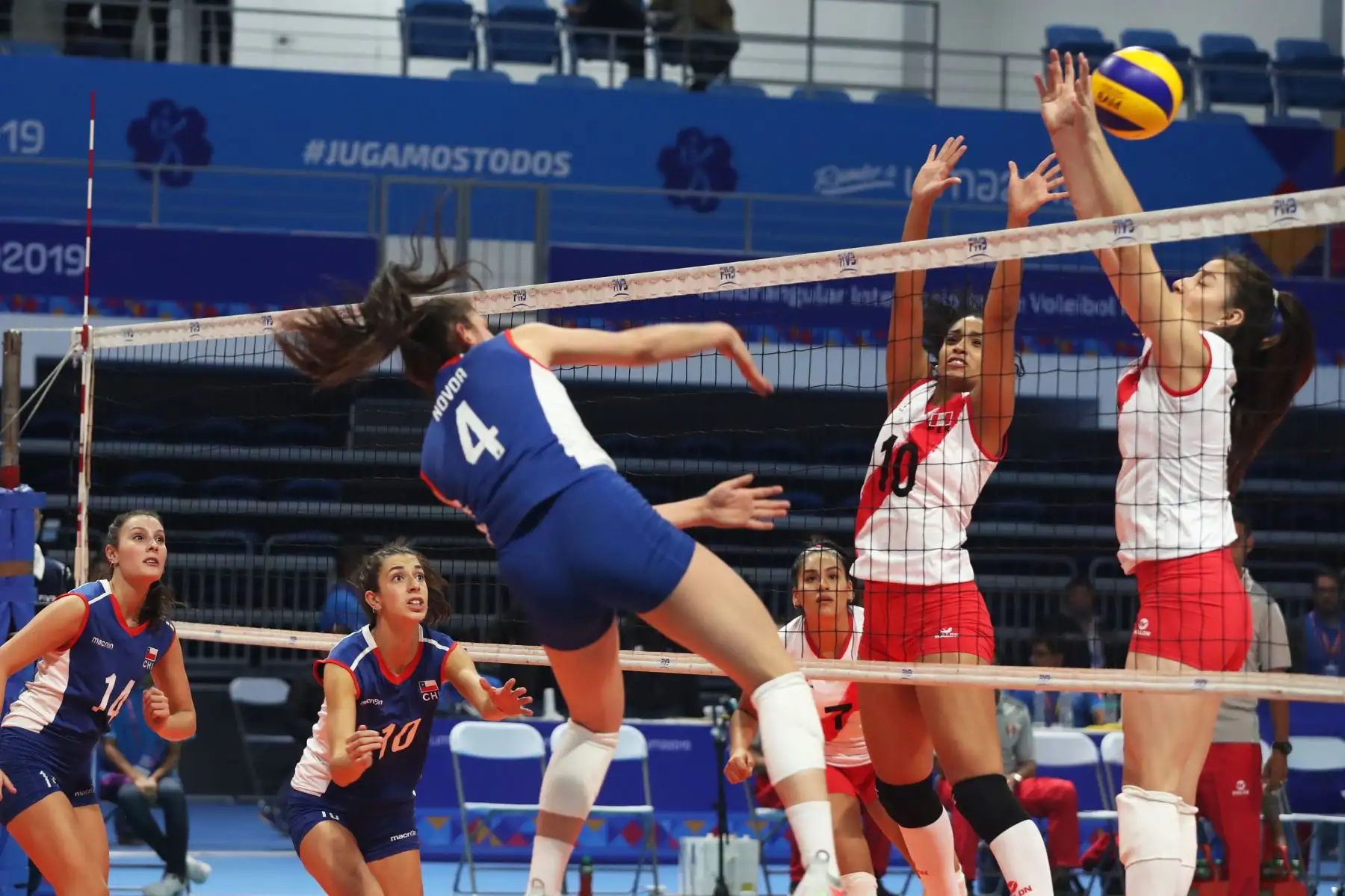 Selección peruana femenina de voleibol, categoría Sub 20, cayó ante su similar de Chile 3-1, en el marco del cuadrangular internacional Rumbo a Lima 2019 que permite probar las instalaciones de cara a los XVIII Juegos Panamericanos y Juegos Parapanamericanos. Foto: ANDINA/Melina Mejía