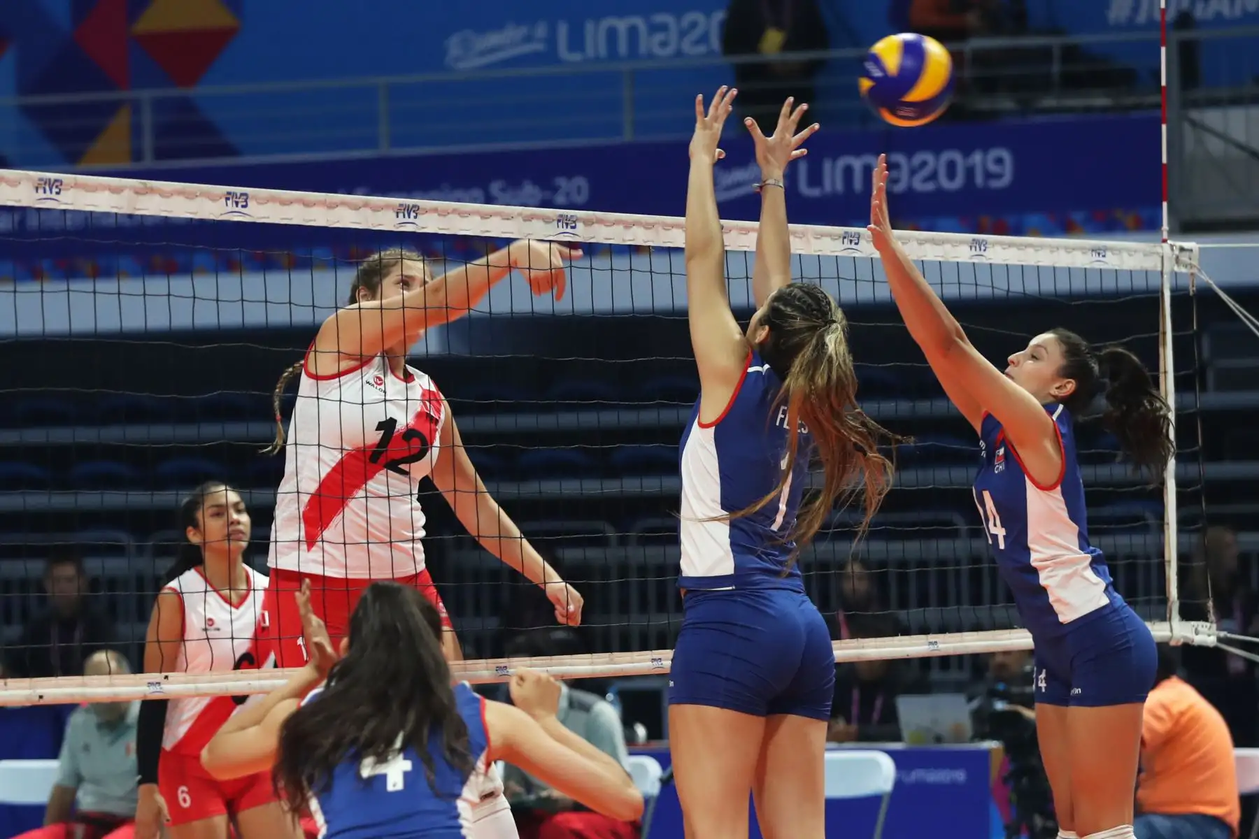 Selección peruana femenina de voleibol, categoría Sub 20, cayó ante su similar de Chile 3-1, en el marco del cuadrangular internacional Rumbo a Lima 2019 que permite probar las instalaciones de cara a los XVIII Juegos Panamericanos y Juegos Parapanamericanos. Foto: ANDINA/Melina Mejía