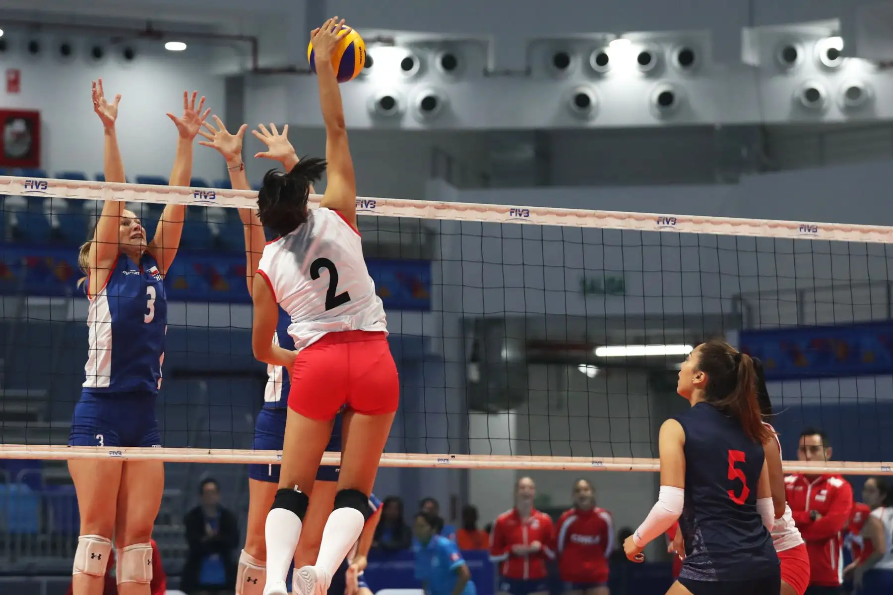 Selección peruana femenina de voleibol, categoría Sub 20, cayó ante su similar de Chile 3-1, en el marco del cuadrangular internacional Rumbo a Lima 2019 que permite probar las instalaciones de cara a los XVIII Juegos Panamericanos y Juegos Parapanamericanos. Foto: ANDINA/Melina Mejía