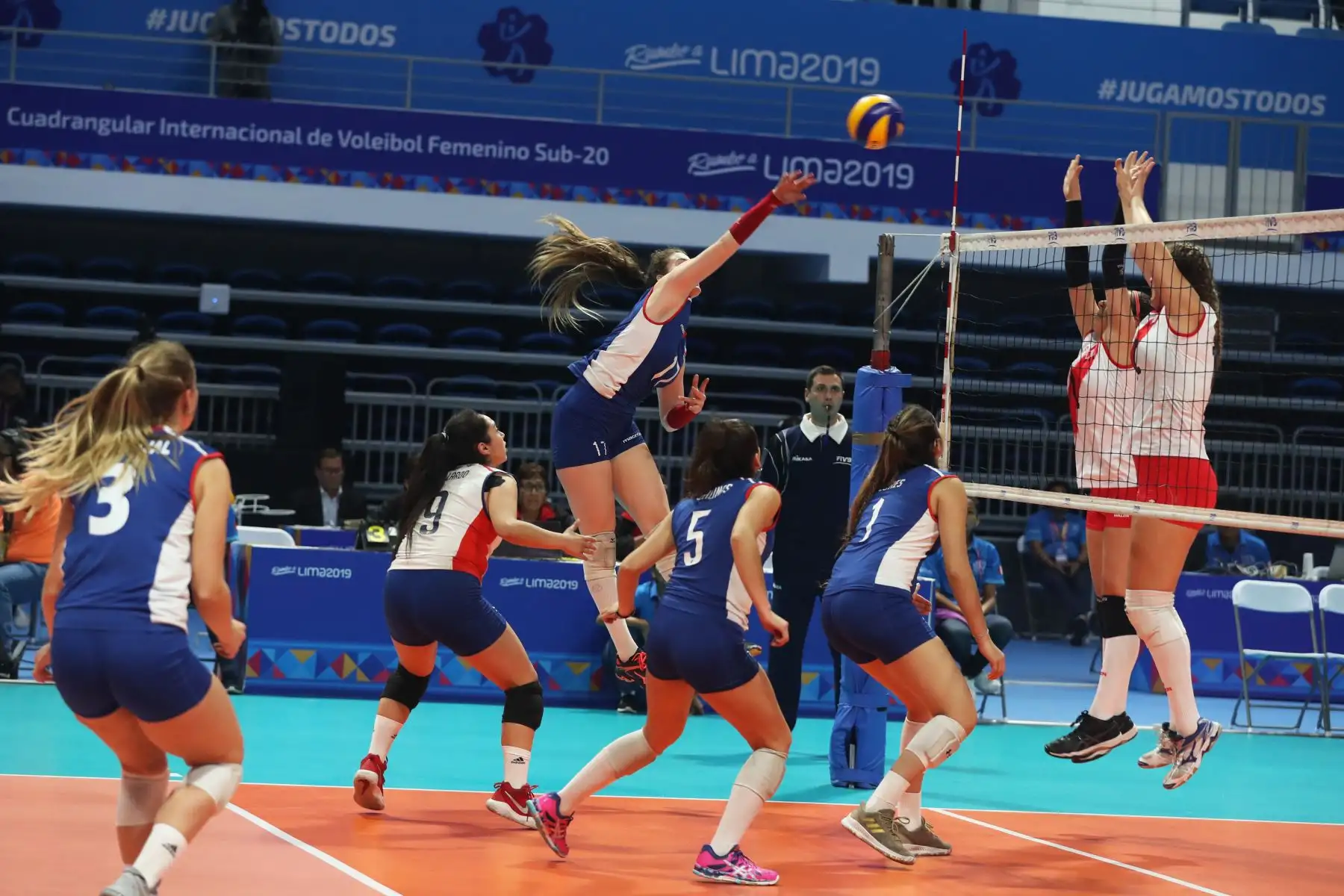 Selección peruana femenina de voleibol, categoría Sub 20, cayó ante su similar de Chile 3-1, en el marco del cuadrangular internacional Rumbo a Lima 2019 que permite probar las instalaciones de cara a los XVIII Juegos Panamericanos y Juegos Parapanamericanos. Foto: ANDINA/Melina Mejía