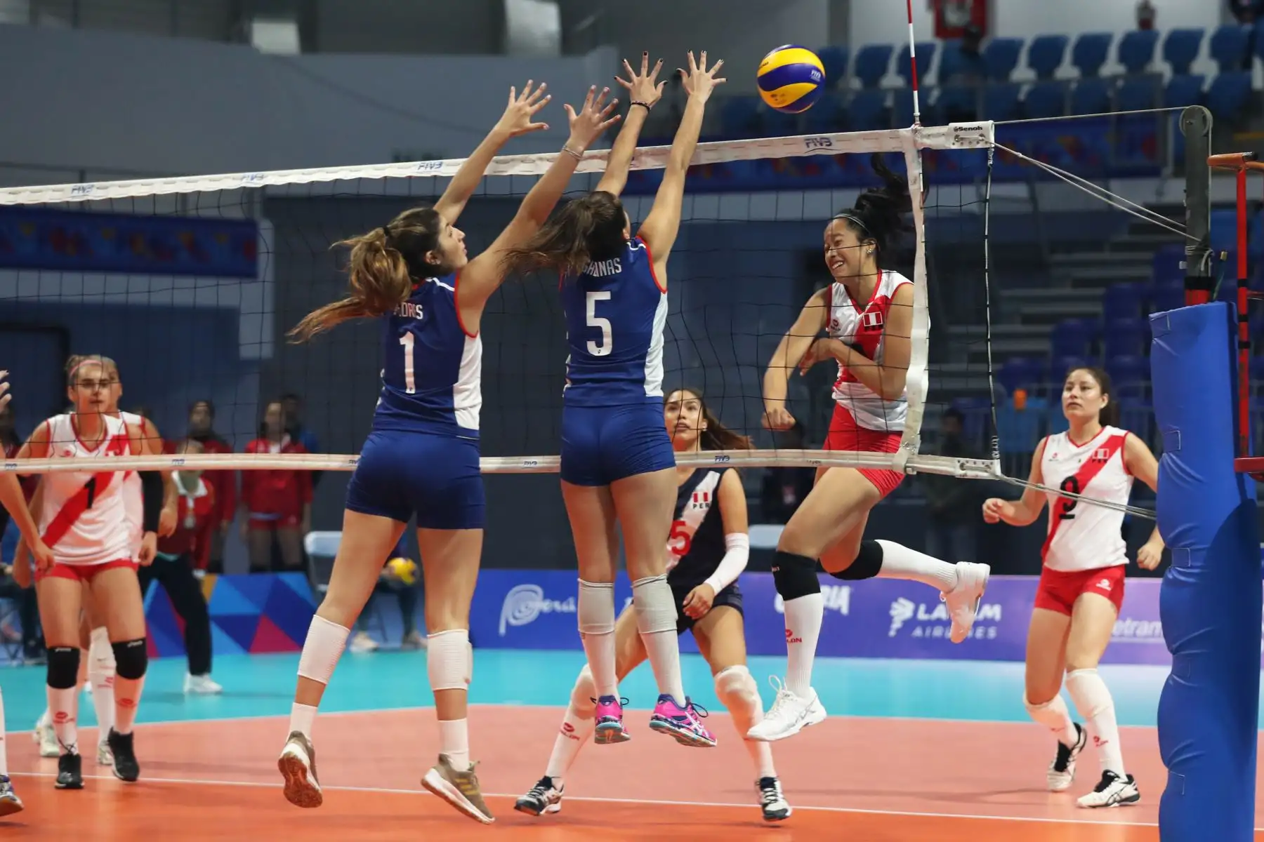 Selección peruana femenina de voleibol, categoría Sub 20, cayó ante su similar de Chile 3-1, en el marco del cuadrangular internacional Rumbo a Lima 2019 que permite probar las instalaciones de cara a los XVIII Juegos Panamericanos y Juegos Parapanamericanos. Foto: ANDINA/Melina Mejía
