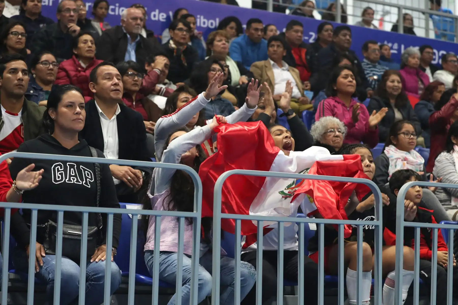 Selección peruana femenina de voleibol, categoría Sub 20, cayó ante su similar de Chile 3-1, en el marco del cuadrangular internacional Rumbo a Lima 2019 que permite probar las instalaciones de cara a los XVIII Juegos Panamericanos y Juegos Parapanamericanos. Foto: ANDINA/Melina Mejía