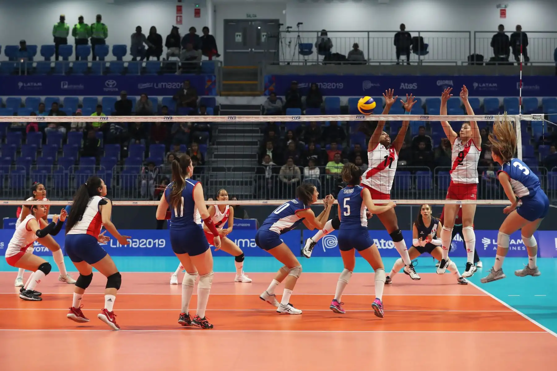 Selección peruana femenina de voleibol, categoría Sub 20, cayó ante su similar de Chile 3-1, en el marco del cuadrangular internacional Rumbo a Lima 2019 que permite probar las instalaciones de cara a los XVIII Juegos Panamericanos y Juegos Parapanamericanos. Foto: ANDINA/Melina Mejía