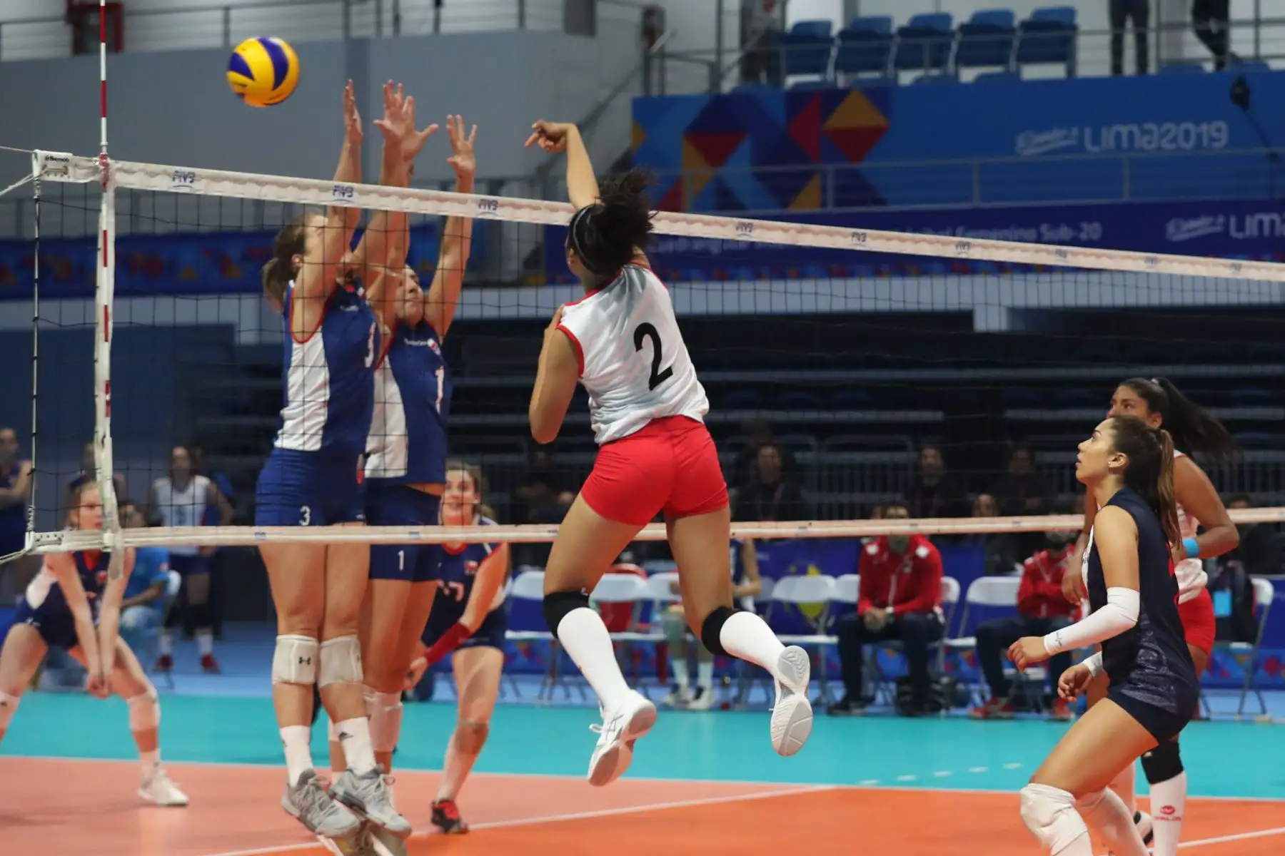 Selección peruana femenina de voleibol, categoría Sub 20, cayó ante su similar de Chile 3-1, en el marco del cuadrangular internacional Rumbo a Lima 2019 que permite probar las instalaciones de cara a los XVIII Juegos Panamericanos y Juegos Parapanamericanos. Foto: ANDINA/Melina Mejía