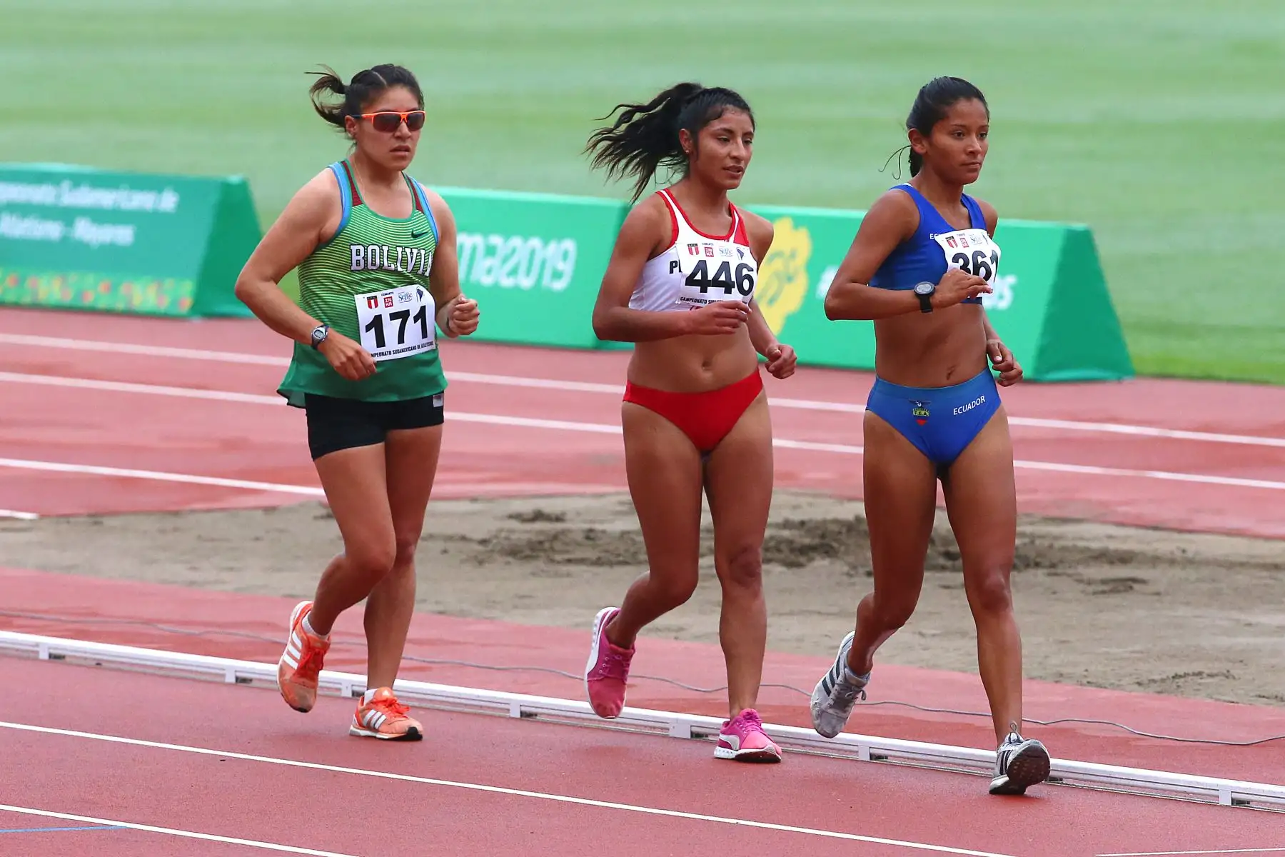 La segunda fecha del Campeonato Sudamericano de Atletismo trajo consigo la primera medalla para la delegación peruana. La marchista nacional Leyde Guerra subió al podio en la especialidad de 20 mil metros, al terminar tercera con un tiempo de 1h 32min 35s, detrás de la ecuatoriana Karla Jaramillo y la boliviana Ángela Castro. Foto: ANDINA/Vidal Tarqui