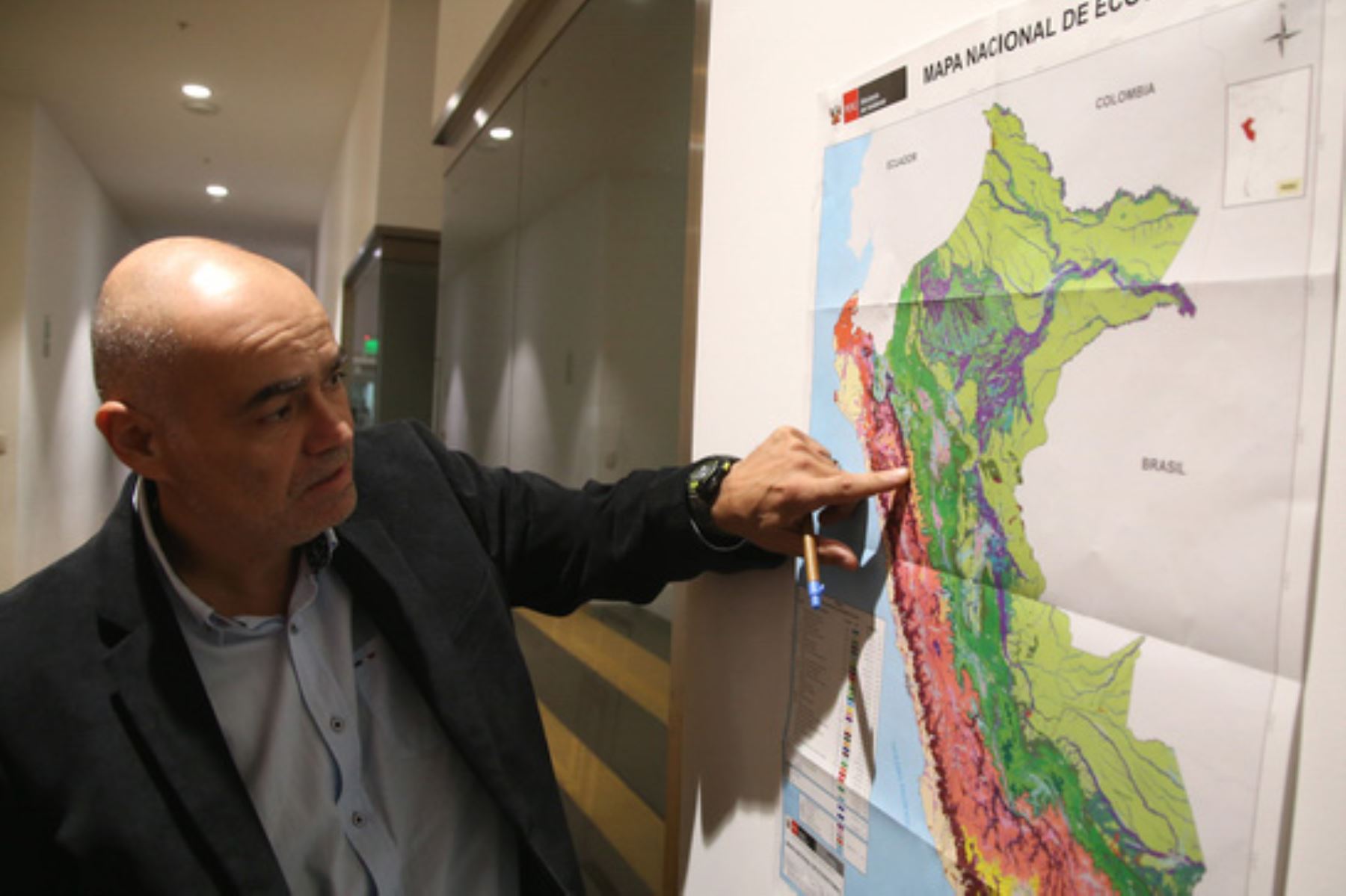 El viceministro de Desarrollo estratégico de los Recursos Naturales, Gabriel Quijandría, explica detalles del primer Mapa Nacional de Ecosistemas del Perú.
