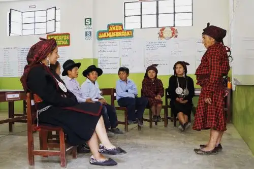 Pensión 65: usuarios transmiten lenguas originarias en extinción a niños y jóvenes