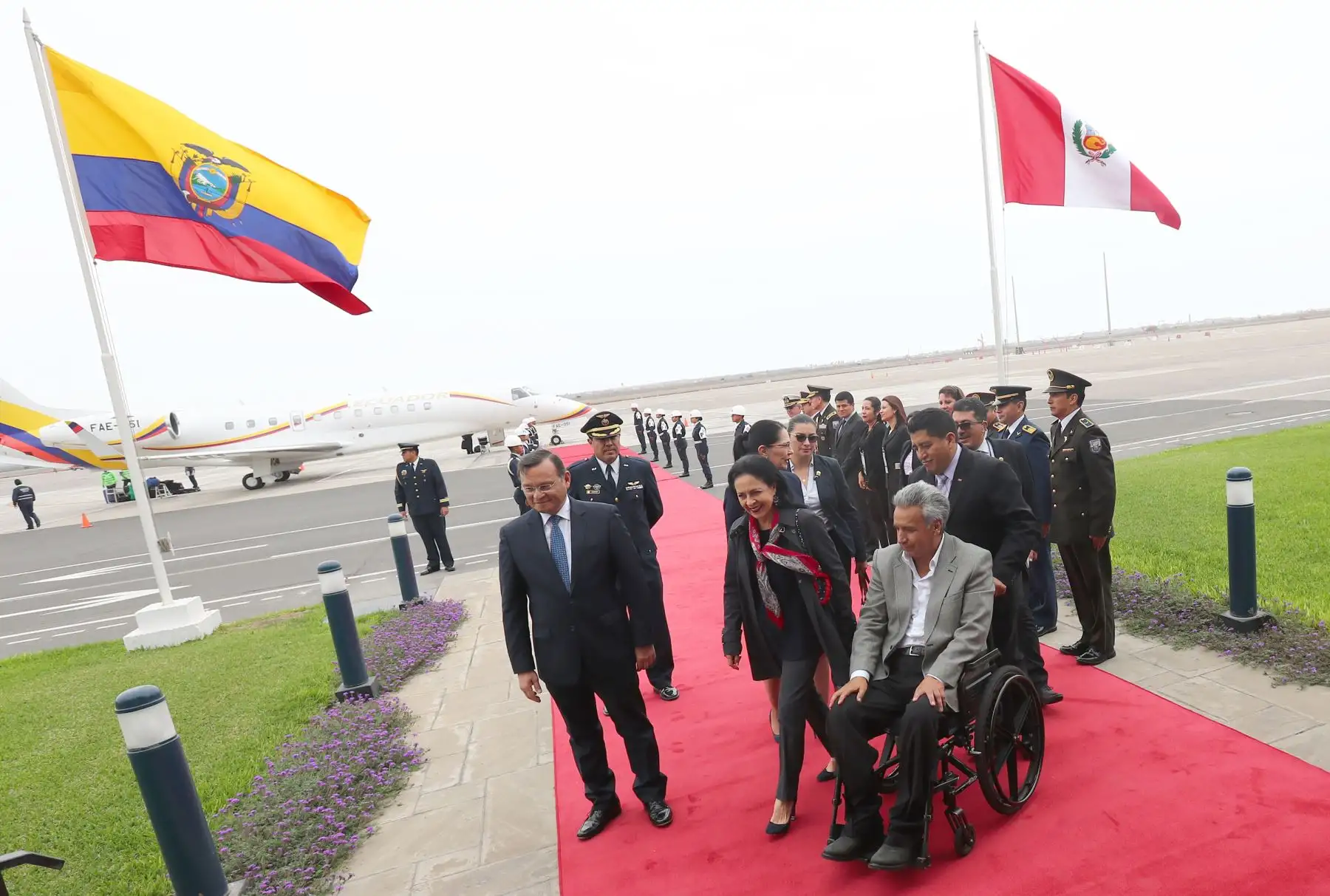 Presidente  de Ecuador Lenín Moreno, es recibido  por El canciller del Perú Néstor Popolizio,  en el grupo aéreo Nª8  del Callao .Foto: ANDINA/Norman Córdova