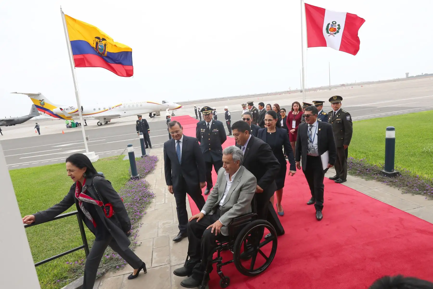 Presidente de Ecuador Lenín Moreno, es recibido por El canciller del Perú Néstor Popolizio, en el grupo aéreo Nª8 del Callao.Foto: ANDINA/Norman Córdova