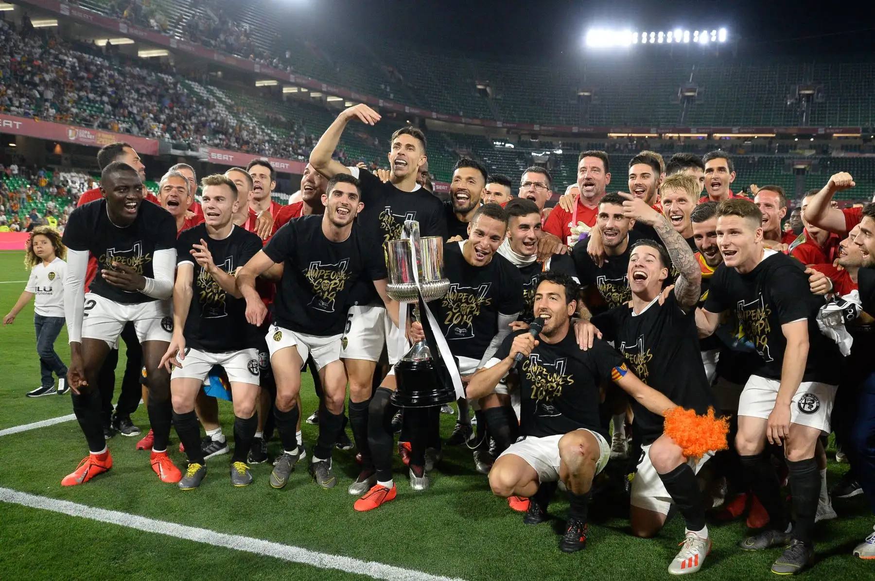 Los jugadores del Valencia celebran con su trofeo ganador del partido de fútbol de la Copa del Rey (Copa del Rey) 2019 entre Barcelona y Valencia, en el estadio Benito Villamarin de Sevilla.Foto:AFP