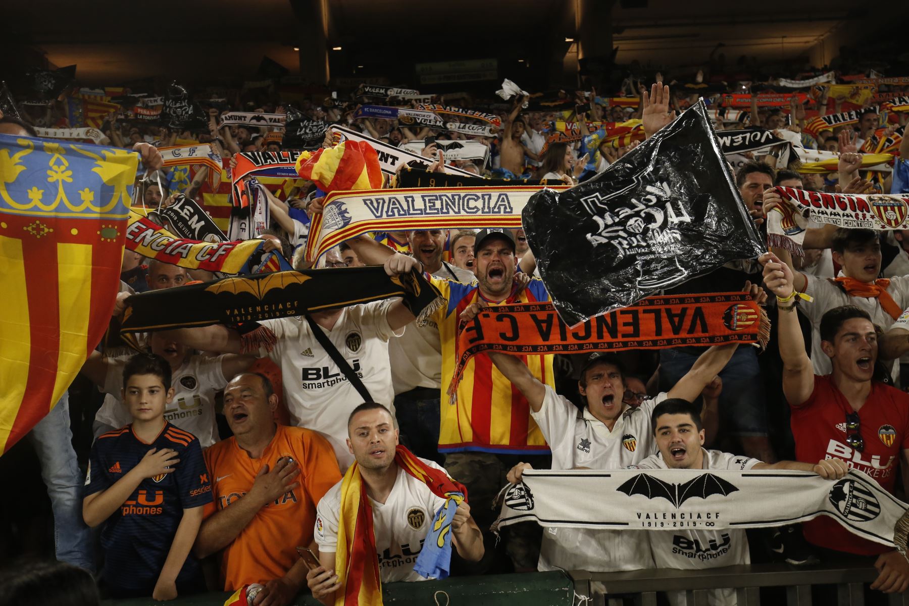 Los simpatizantes de Valencia celebran después de que su equipo ganara el último partido de fútbol de la Copa del Rey (Barcelona) 2019 contra el Barcelona en el estadio Benito Villamarin de Sevilla.Foto:AFP