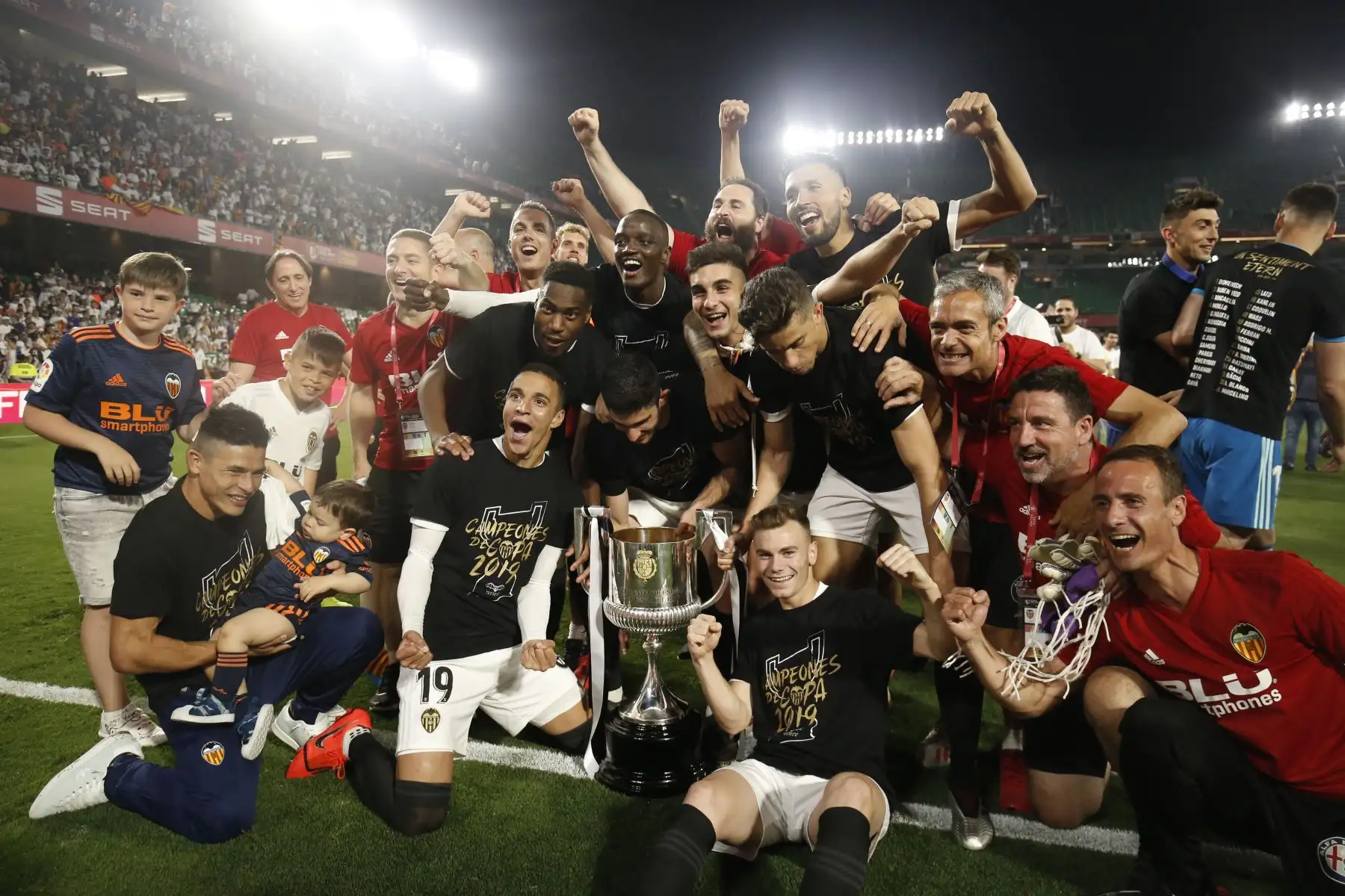 Los jugadores de Valencia celebran con el trofeo después de ganar el último partido de fútbol de la Copa del Rey (Barcelona) 2019 contra el Barcelona en el estadio Benito Villamarin de Sevilla .Foto:AFP