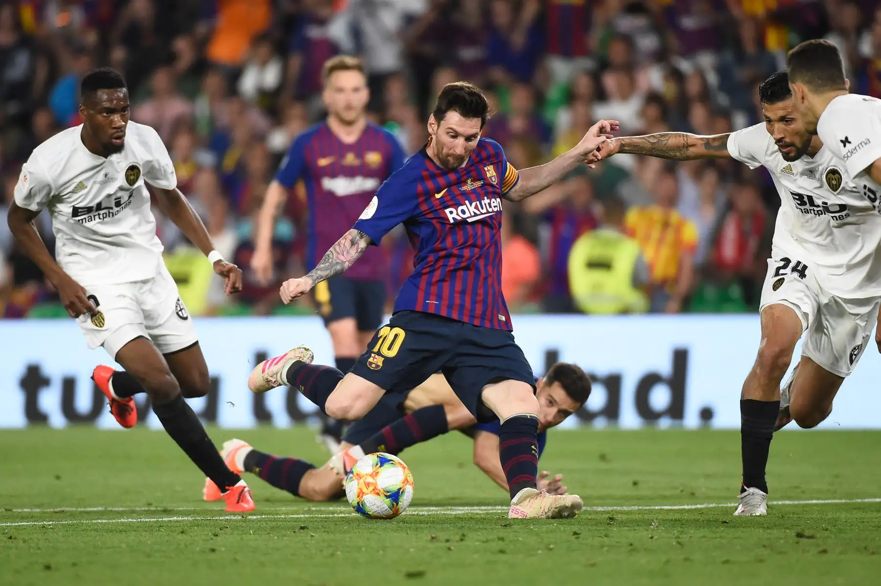 El delantero argentino de Barcelona, ​​Lionel Messi, dispara para marcar un gol durante el último partido de fútbol de la Copa del Rey (Barcelona) del 2019 entre Barcelona y Valencia el 25 de mayo de 2019 en el estadio Benito Villamarin de Sevilla.Foto:AFP