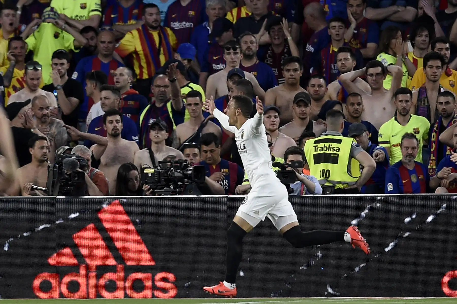 El delantero español de alencia, Rodrigo Moreno, celebra después de anotar durante el último partido de fútbol de la Copa del Rey (Barcelona) del 2019 entre Barcelona y Valencia en el estadio Benito Villamarin de Sevilla. Foto:AFP