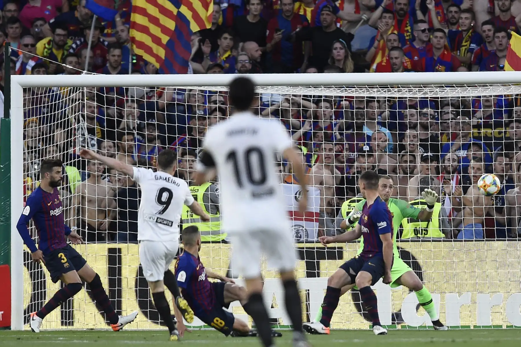 El delantero francés de Valencia, Kevin Gameiro (2L), marca un gol durante la final de la Copa del Rey de España (2019) entre Barcelona y Valencia en el estadio Benito Villamarin de Sevilla. Foto:AFP