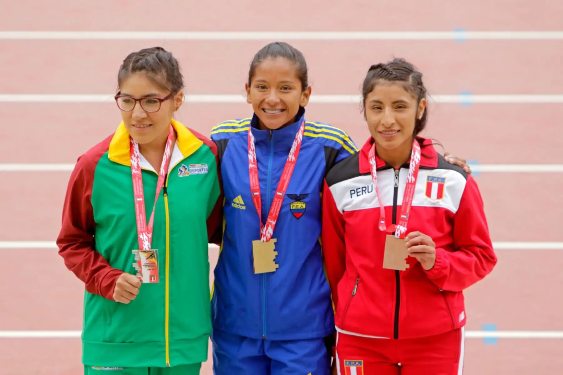 La segunda fecha del Campeonato Sudamericano de Atletismo trajo consigo la primera medalla para la delegación peruana. La marchista nacional Leyde Guerra subió al podio en la especialidad de 20 mil metros, al terminar tercera con un tiempo de 1h 32min 35s, detrás de la ecuatoriana Karla Jaramillo y la boliviana Ángela Castro.Foto: ANDINA/IPD
