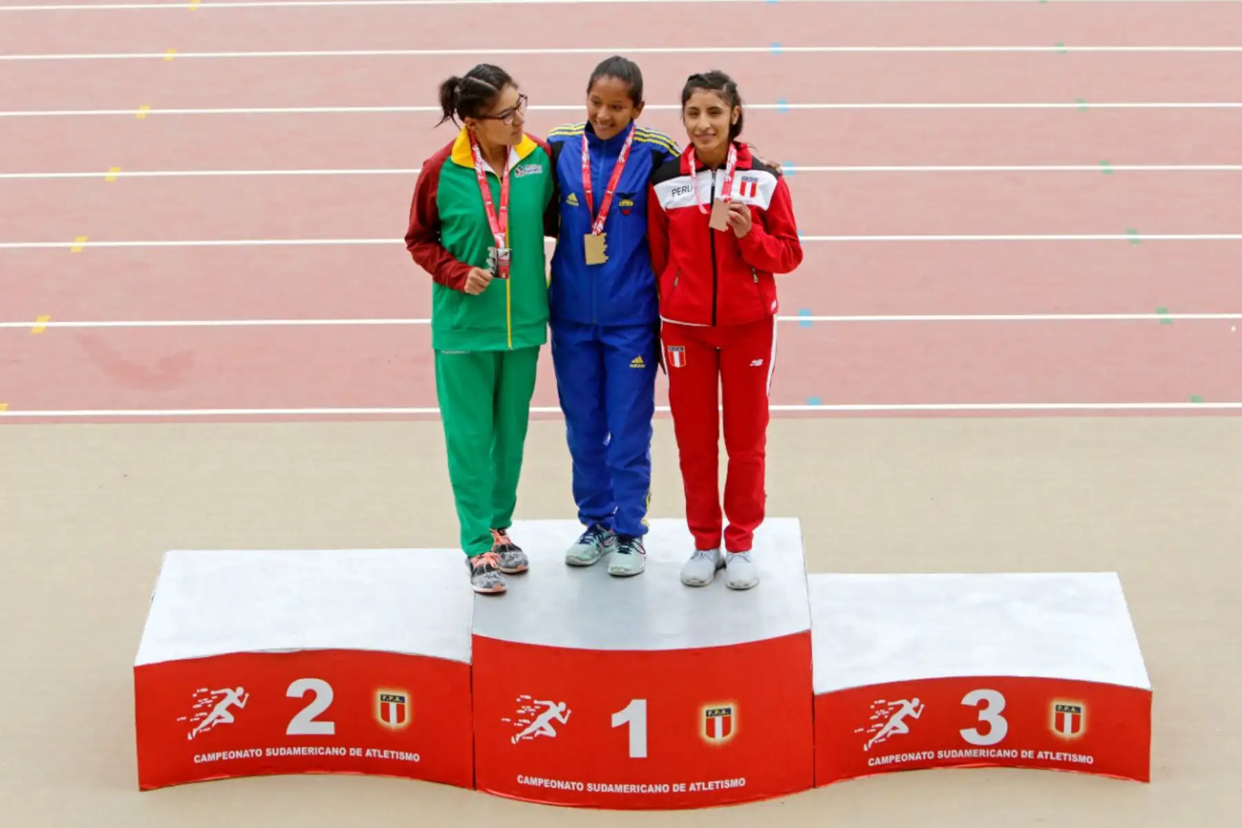 La segunda fecha del Campeonato Sudamericano de Atletismo trajo consigo la primera medalla para la delegación peruana. La marchista nacional Leyde Guerra subió al podio en la especialidad de 20 mil metros, al terminar tercera con un tiempo de 1h 32min 35s, detrás de la ecuatoriana Karla Jaramillo y la boliviana Ángela Castro.Foto: ANDINA/IPD