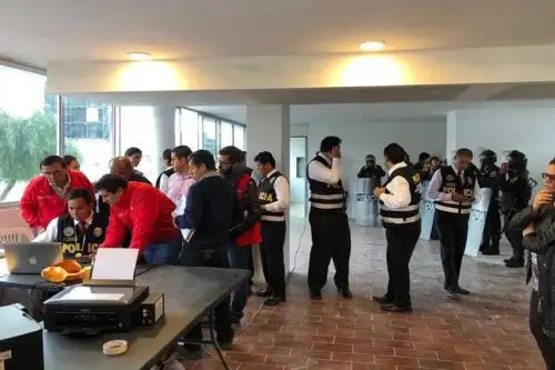 Funcionarios del Pronabi participan en incautación de edificio ligado al caso "Los espárragos blancos". Foto: Difusión.