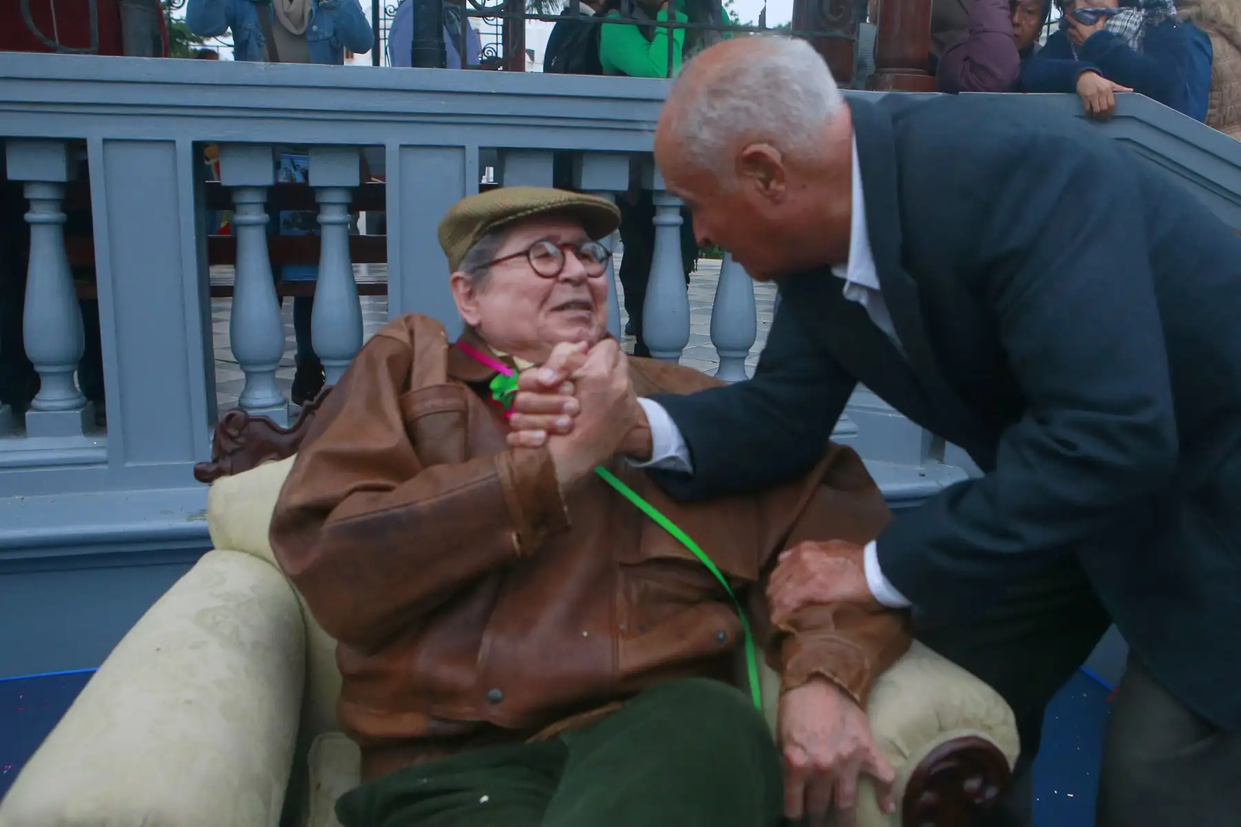 El laureado y admirador  escritor peruano Alfredo Bryce Echenique, firmó autógrafos y anunció su retiro de la literatura, en la Punta Callao.Foto:ANDINA/Héctor  Vinces