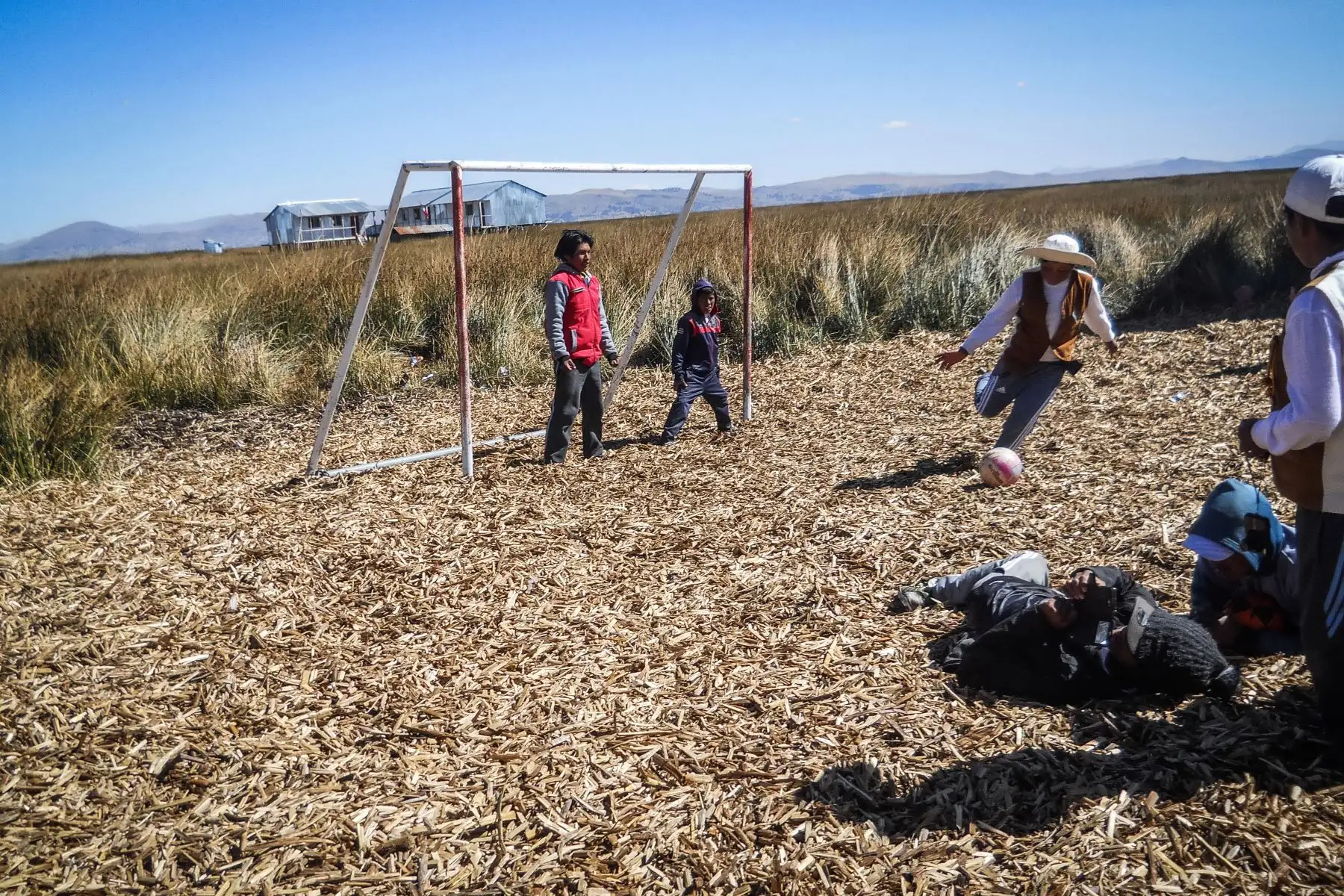 Niños, niñas y adolescentes del pueblo originario Uro fueron partícipes del  proyecto «Qhas Qot Zuñinaka» “las personas de agua y lago”, que tiene como objetivo revalorar sus costumbres a través de la fotografía.
Foto: ANDINA/Cortesía Colectivo HATUN ÑAKAJ