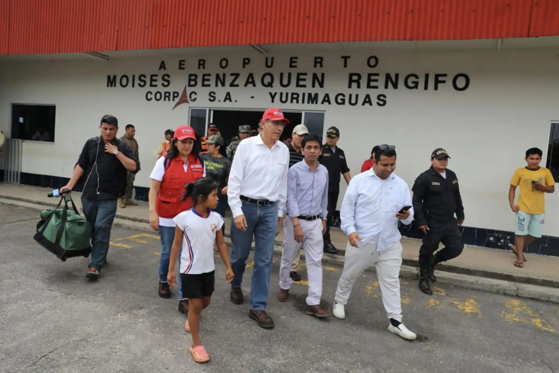 El gobernador regional de Loreto, Elisbán Ochoa, destacó que tras el fuerte sismo que afectó su región las instituciones gubernamentales, civiles y militares se pusieron de pie en forma inmediata para prestar la ayuda necesaria.ANDINA/Prensa Presidencia