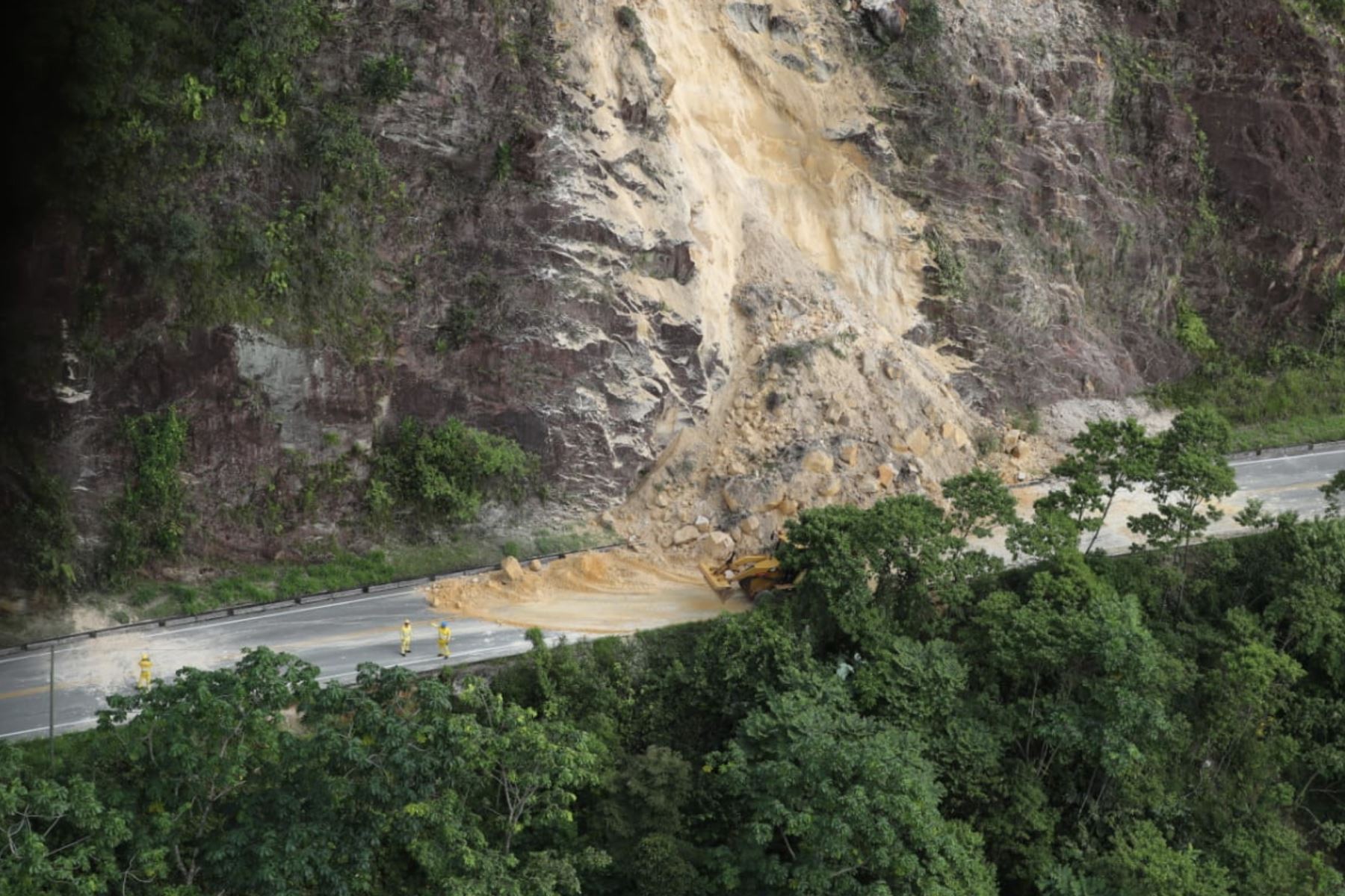 Así quedó una de las carreteras tras el sismo de magnitud 7.5 en Loreto. Foto: ANDINA/Prensa Presidencia