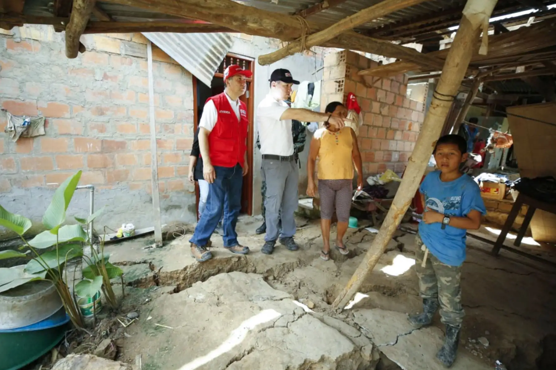 Presidente de Consejo de Ministros (PCM), Salvador del Solar se desplazó hasta la región San Martín para dirigir las primeras acciones de rehabilitación tras el fuerte sismo en el nororiente del país. Foto: ANDINA/ PCM