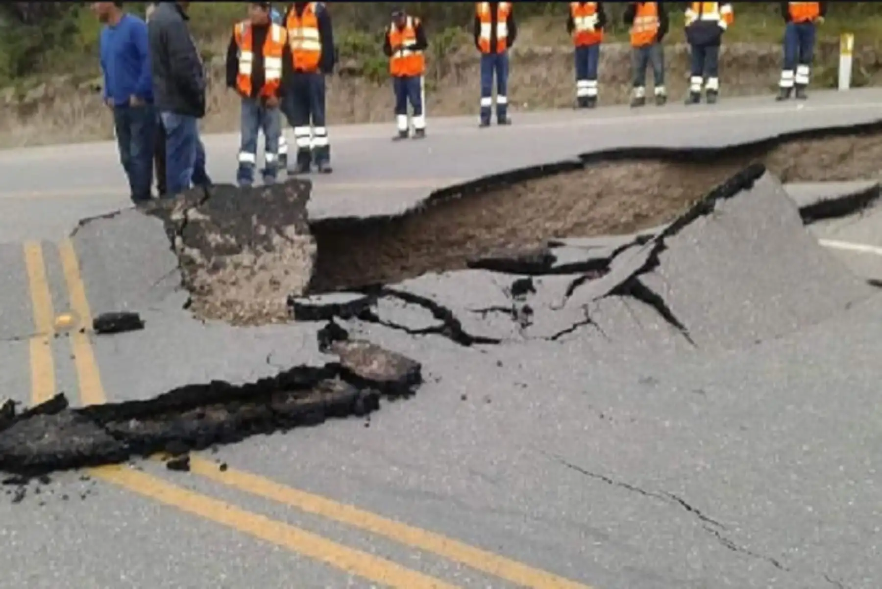 El sismo de 7.5 grados que remeció esta madrugada Loreto y se sintió en varias regiones del país provocó que la vía que conduce a la provincia de Cajabamba resulte interrumpida a la altura de Huañimba, desde el kilómetro 1161+370 de la vía PE03N hasta el kilómetro 1161+740.
