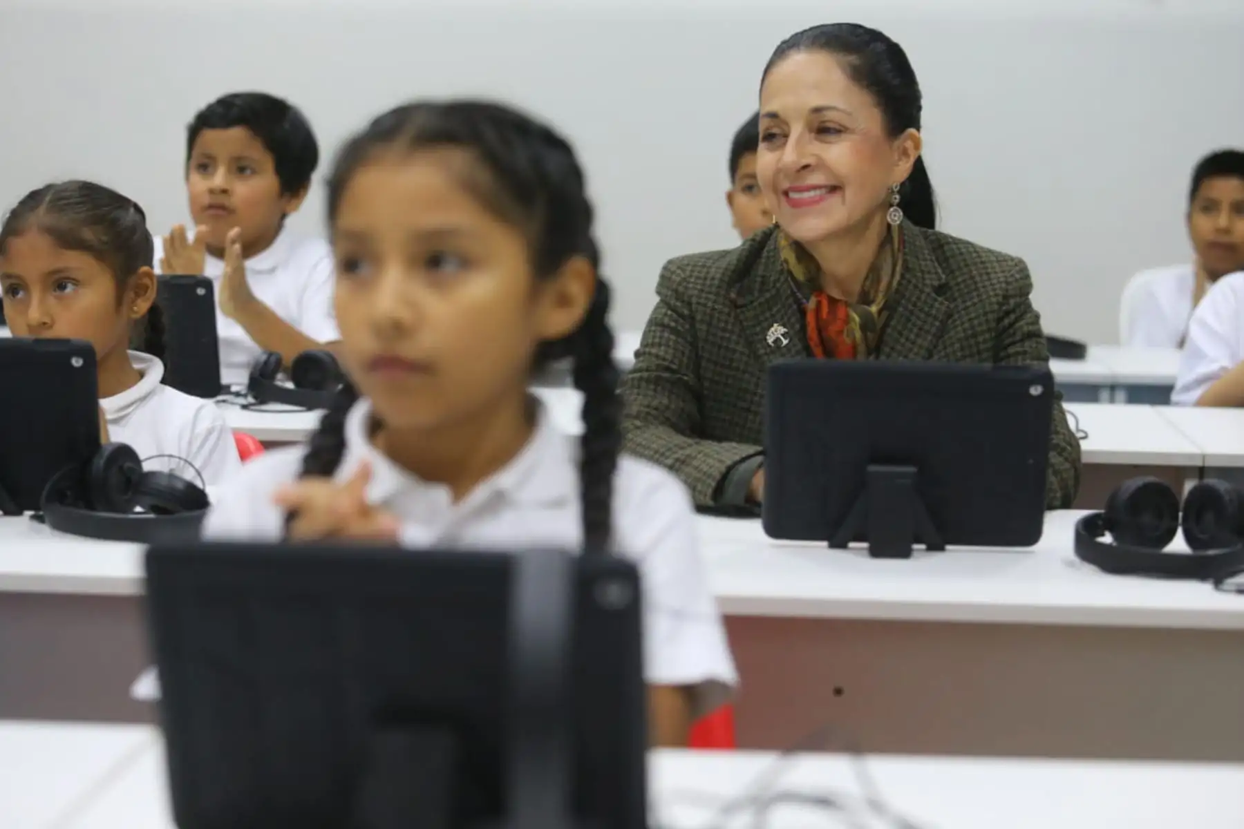 Niños y niñas del núcleo Ate de Sinfonía por el Perú muestran su talento musical a las primeras damas de Perú y Ecuador. Foto: ANDINA/Prensa Presidencia