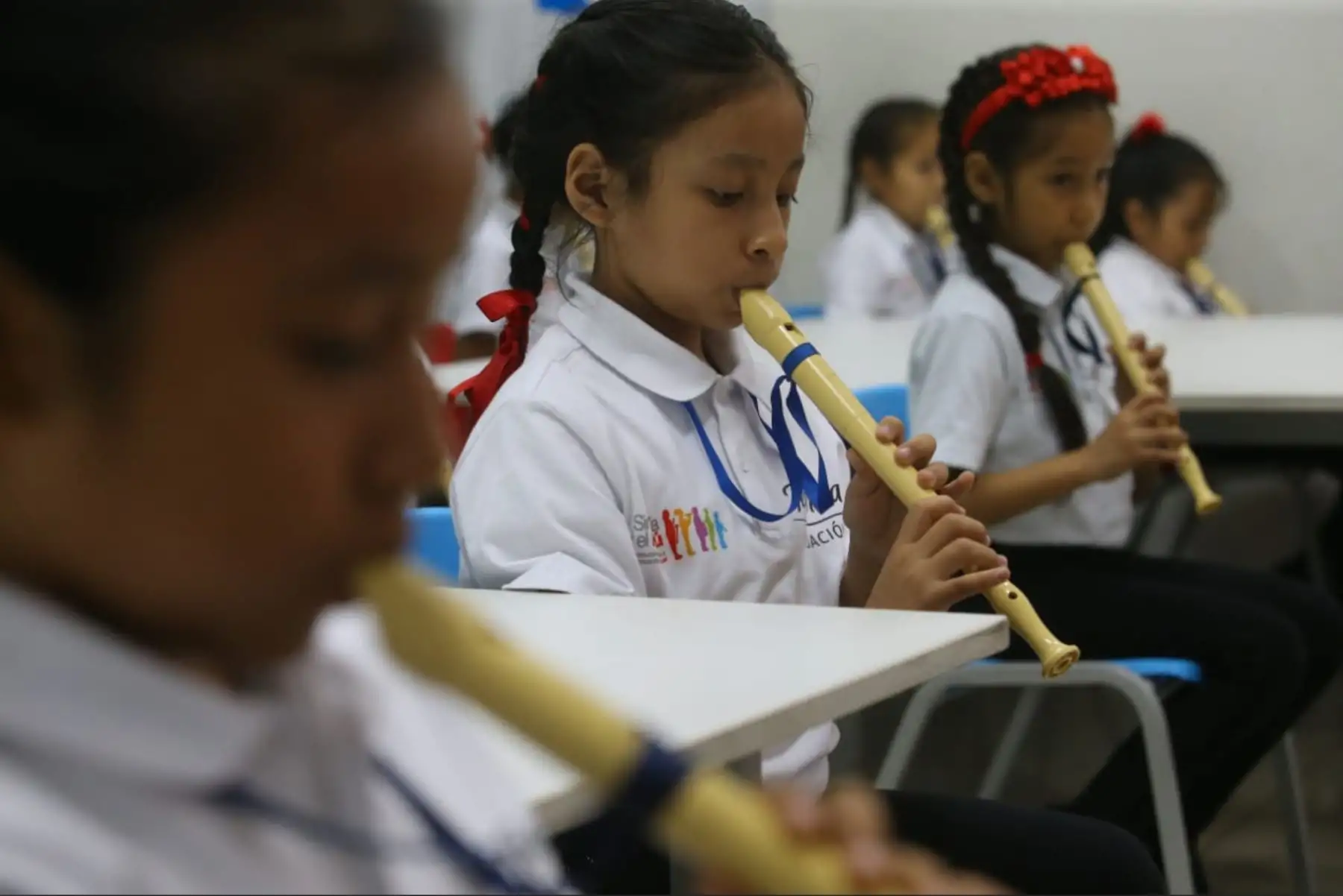 Niños y niñas del núcleo Ate de Sinfonía por el Perú muestran su talento musical a las primeras damas de Perú y Ecuador. Foto: ANDINA/Prensa Presidencia