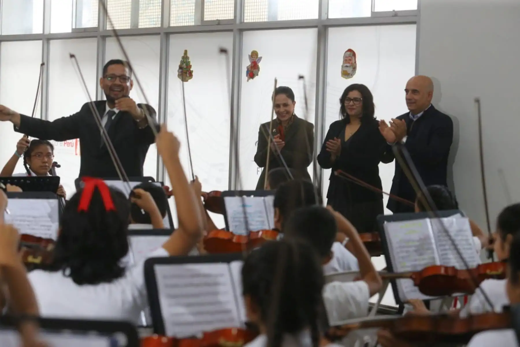Niños y niñas del núcleo Ate de Sinfonía por el Perú muestran su talento musical a las primeras damas de Perú y Ecuador. Foto: ANDINA/Prensa Presidencia