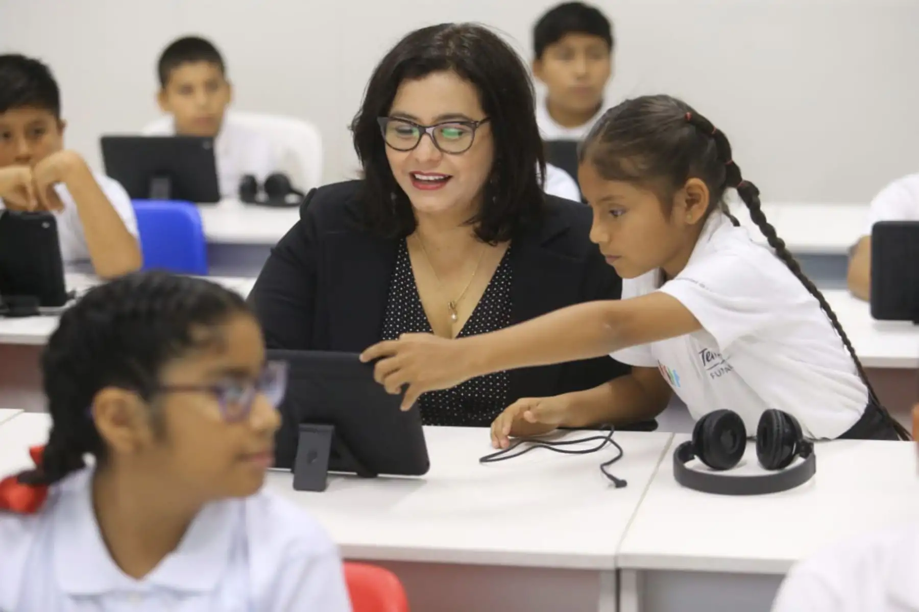 Niños y niñas del núcleo Ate de Sinfonía por el Perú muestran su talento musical a las primeras damas de Perú y Ecuador. Foto: ANDINA/ Prensa Presidencia