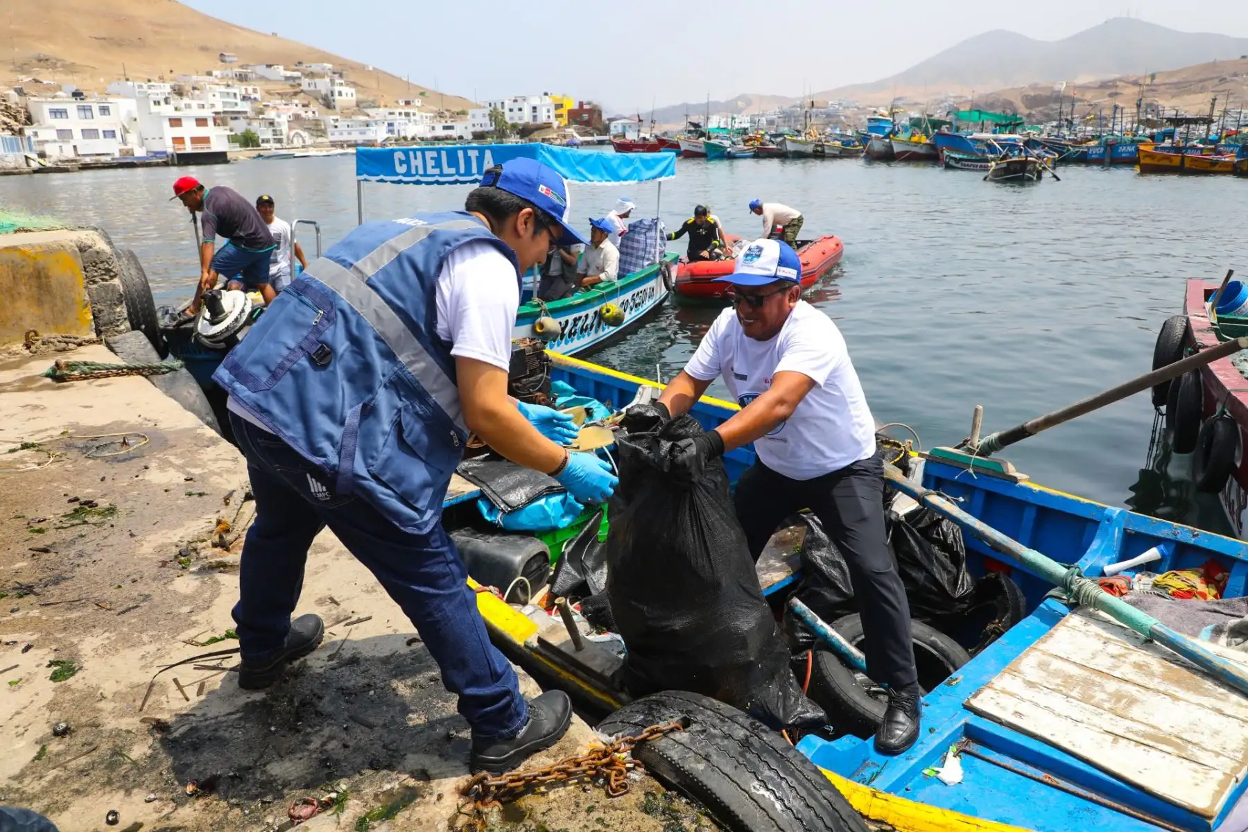 Limpieza en la costa peruana.