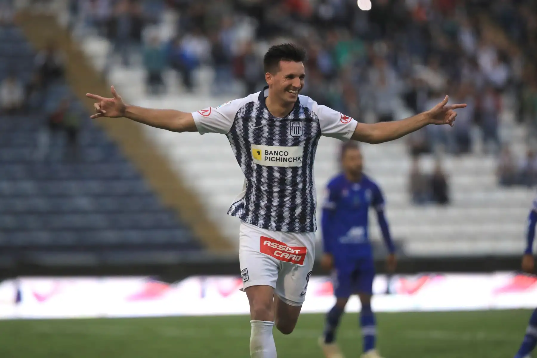 Alianza Lima derrotó 2 a 1 a Binacional por la Liga 1 - Apertura 2019 con goles de Aldair Salazar y Mauricio Affonso, descontó Donald Millán.

Foto: ANDINA/Juan Carlos Guzmán Negrini.