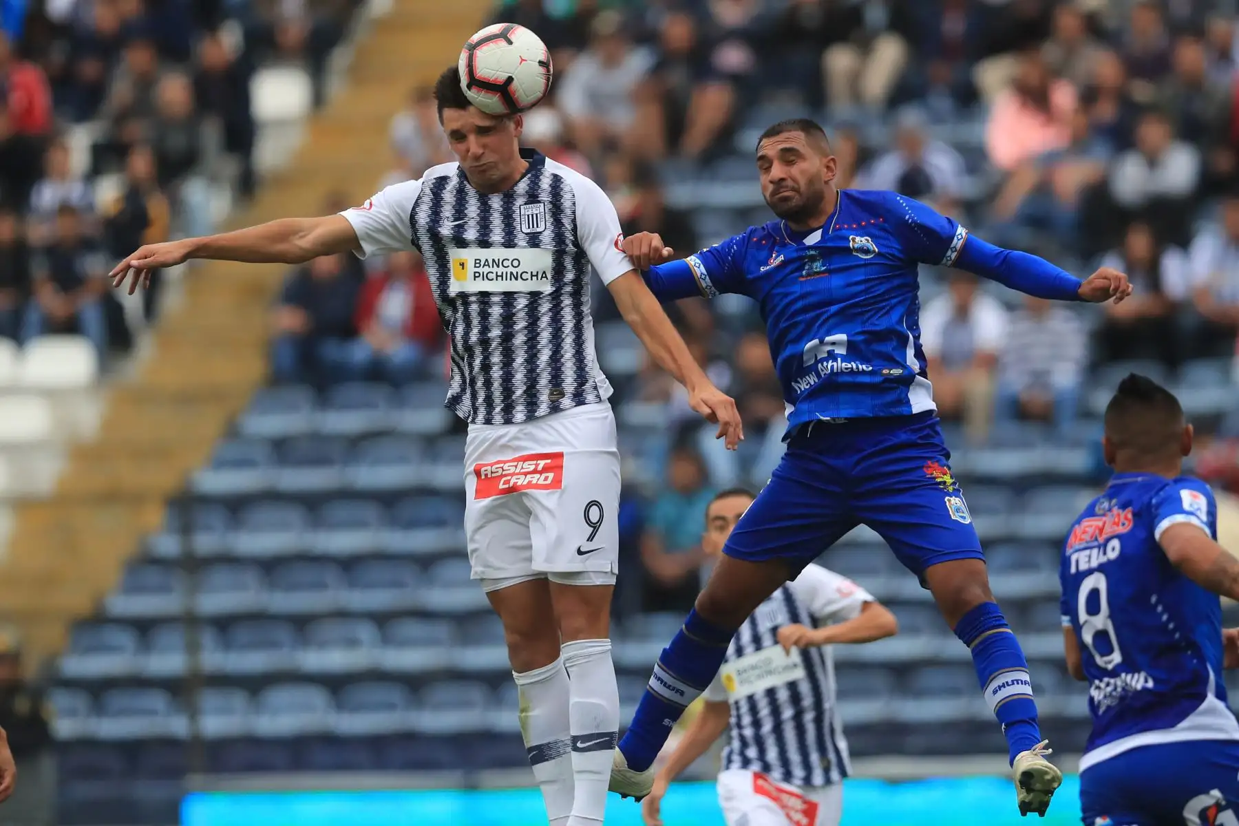 Alianza Lima derrotó 2 a 1 a Binacional por la Liga 1 - Apertura 2019 con goles de Aldair Salazar y Mauricio Affonso, descontó Donald Millán.

Foto: ANDINA/Juan Carlos Guzmán Negrini.