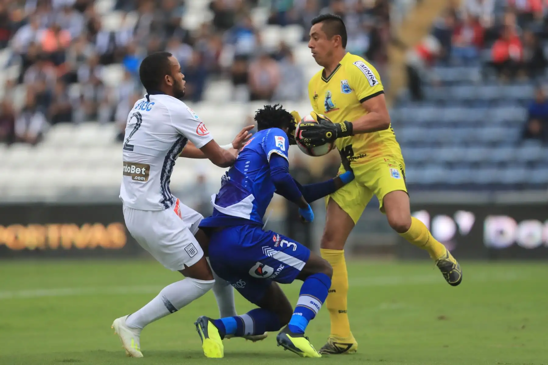 Alianza Lima derrotó 2 a 1 a Binacional por la Liga 1 - Apertura 2019 con goles de Aldair Salazar y Mauricio Affonso, descontó Donald Millán.

Foto: ANDINA/Juan Carlos Guzmán Negrini.