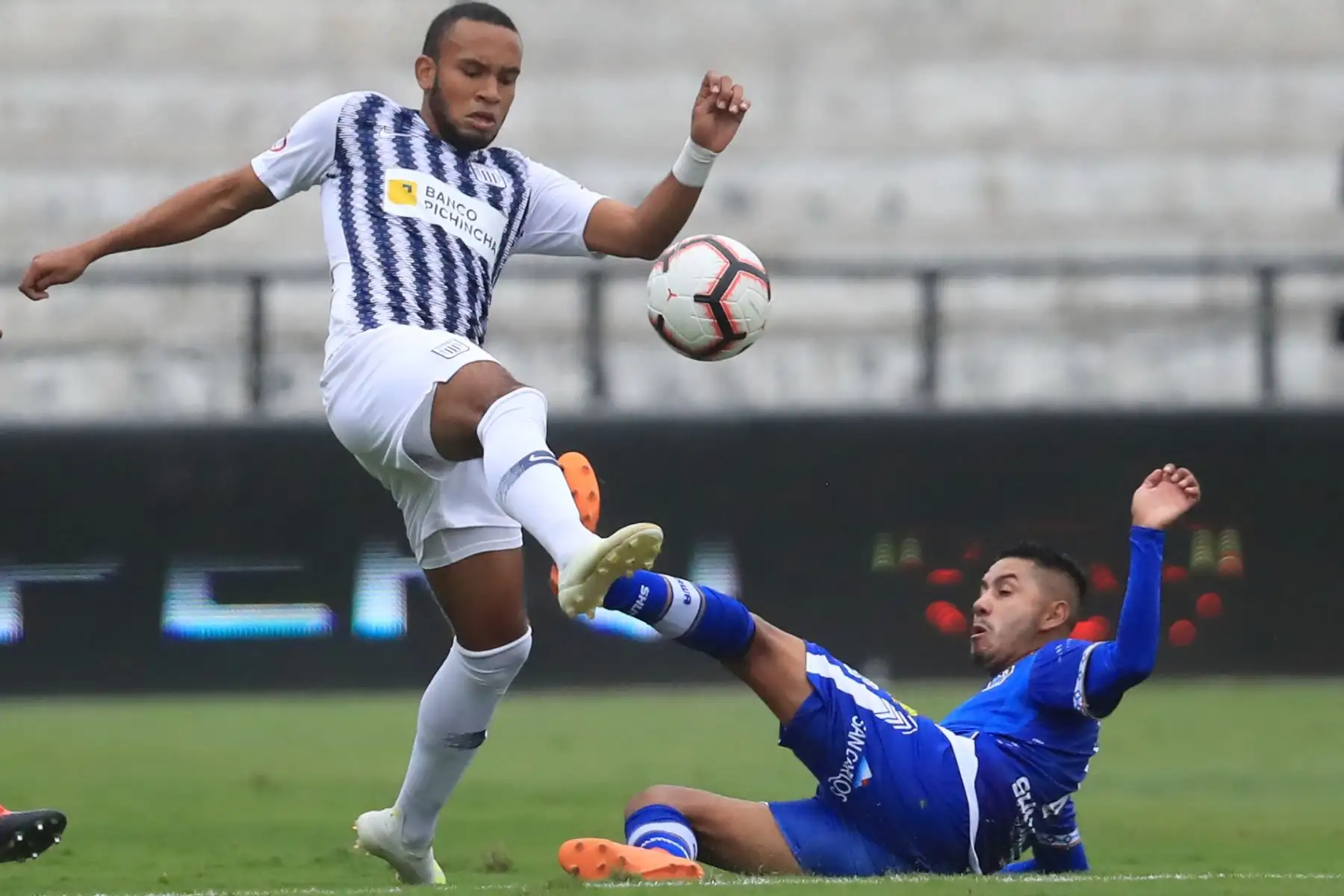 Alianza Lima derrotó 2 a 1 a Binacional por la Liga 1 - Apertura 2019 con goles de Aldair Salazar y Mauricio Affonso, descontó Donald Millán.

Foto: ANDINA/Juan Carlos Guzmán Negrini.