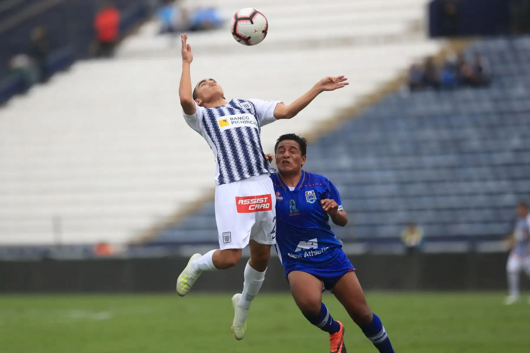Alianza Lima derrotó 2 a 1 a Binacional por la Liga 1 - Apertura 2019 con goles de Aldair Salazar y Mauricio Affonso, descontó Donald Millán.

Foto: ANDINA/Juan Carlos Guzmán Negrini.