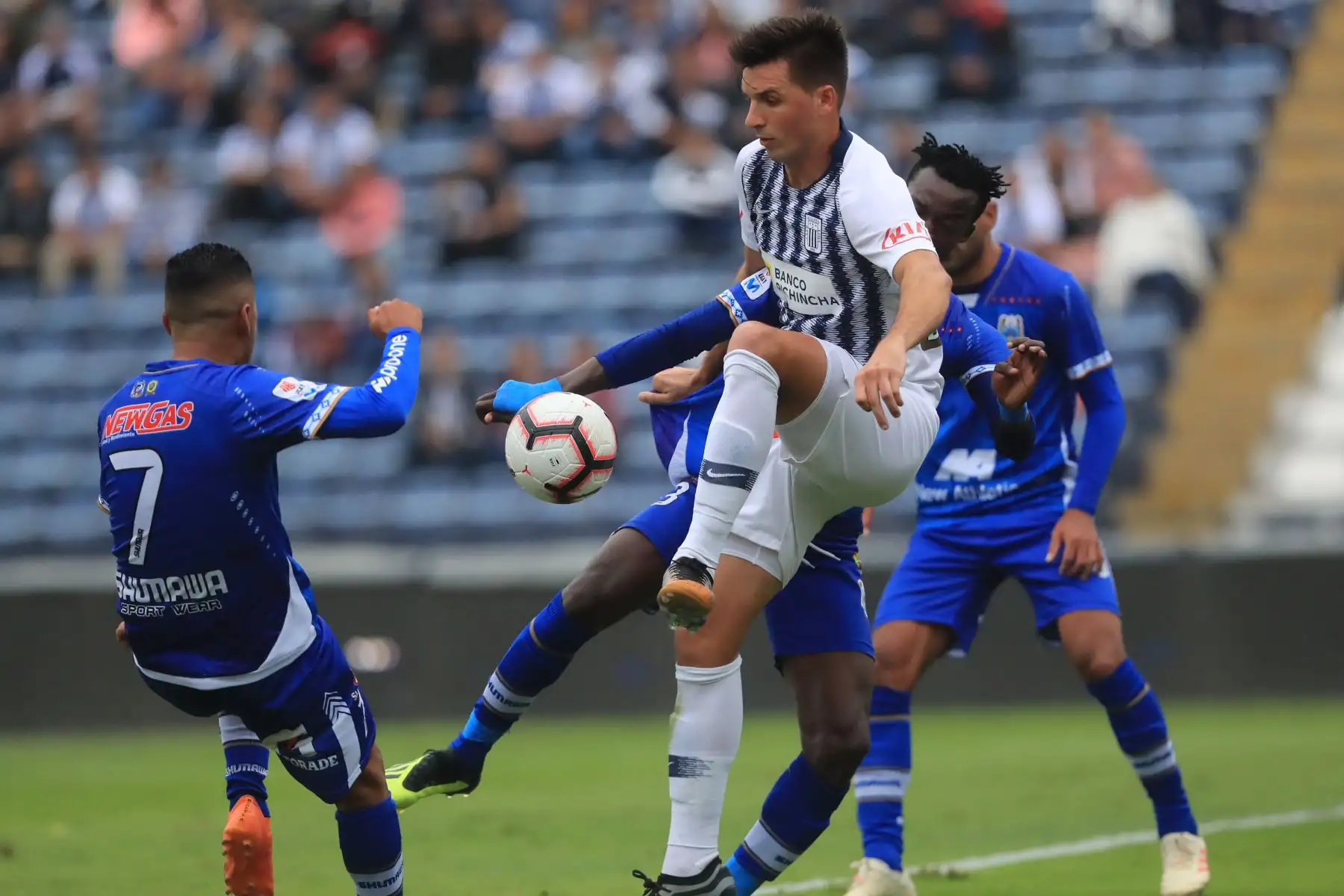 Alianza Lima derrotó 2 a 1 a Binacional por la Liga 1 - Apertura 2019 con goles de Aldair Salazar y Mauricio Affonso, descontó Donald Millán.

Foto: ANDINA/Juan Carlos Guzmán Negrini.