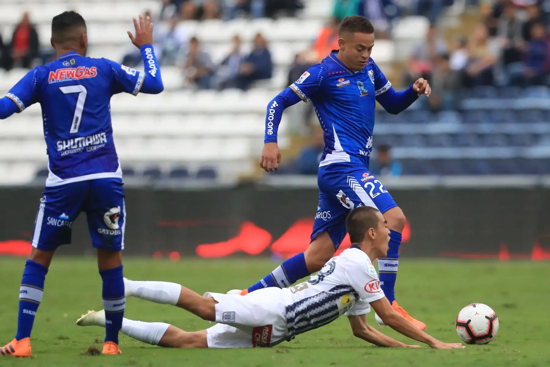 Alianza Lima derrotó 2 a 1 a Binacional por la Liga 1 - Apertura 2019 con goles de Aldair Salazar y Mauricio Affonso, descontó Donald Millán.

Foto: ANDINA/Juan Carlos Guzmán Negrini.